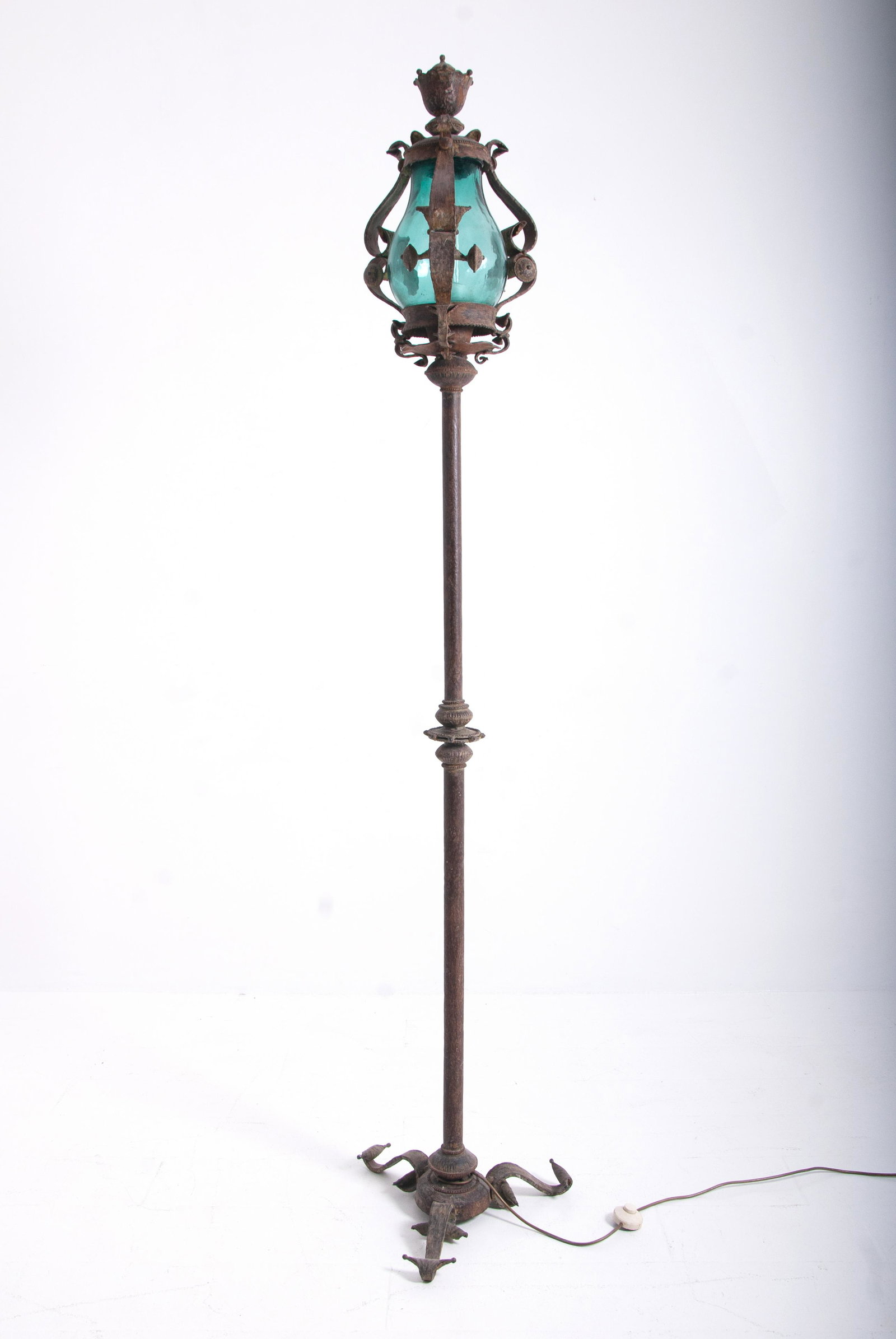 Floor lamp in iron and glass. 19th century: Lampada a colonna in ferro con diffusore in vetro colorato. XIX secolo. Mis. Alt. cm. 220 ca. Val. 100/200