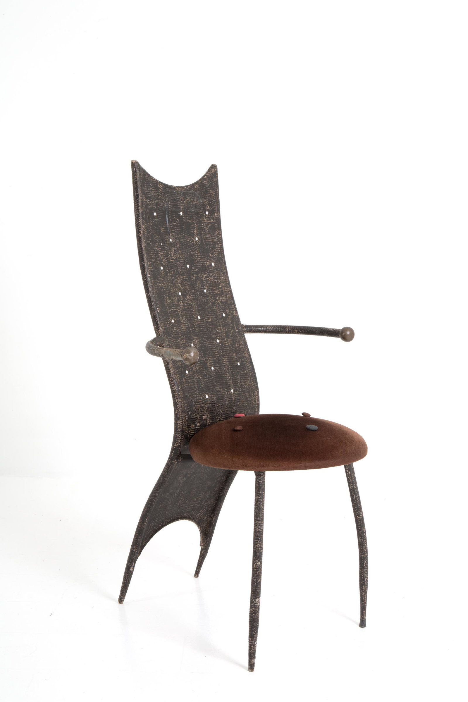 Iron and velvet chair. 20th century: Sedia in ferro con seduta in velluto marrone. Manifattura italiana. XX secolo. Mis. Lung. cm. 58 Alt. cm. 109 Prof. cm. 48 ca. Val. 400/600
