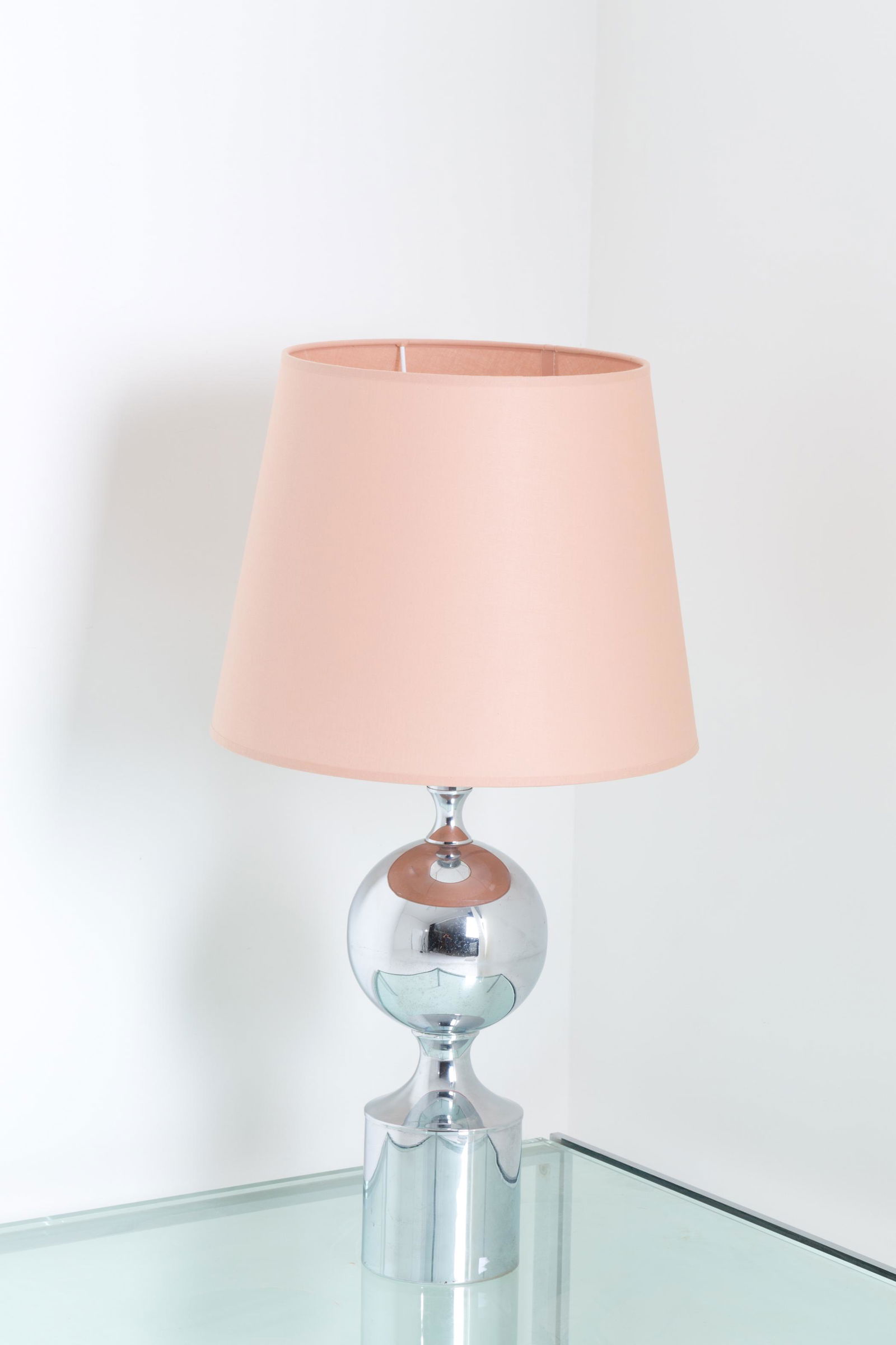 PHILIPPE BARBIER. Brass table lamp. 1970s: PHILIPPE BARBIER. Lampada da tavolo in ottone nichelato con paralume in tessuto rosa. Francia. Anni '70. Difetti e usure del tempo. Mis. Alt. cm. 75 Diam. cm. 45 ca. Val. 300/500