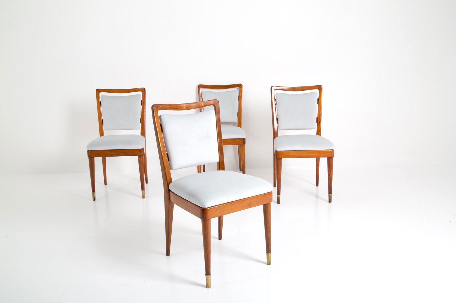 GIO PONTI. Four unique wooden chairs. 1930-40s: GIO PONTI (Milano, 1891-1979). Quattro rare sedie in legno di noce con puntali in ottone e tessuto azzurro. Anni '30-'40. Con perizia n. 21001/000 dei Gio Ponti Archives. Mis. Lung. cm. 43 Alt. cm. 81