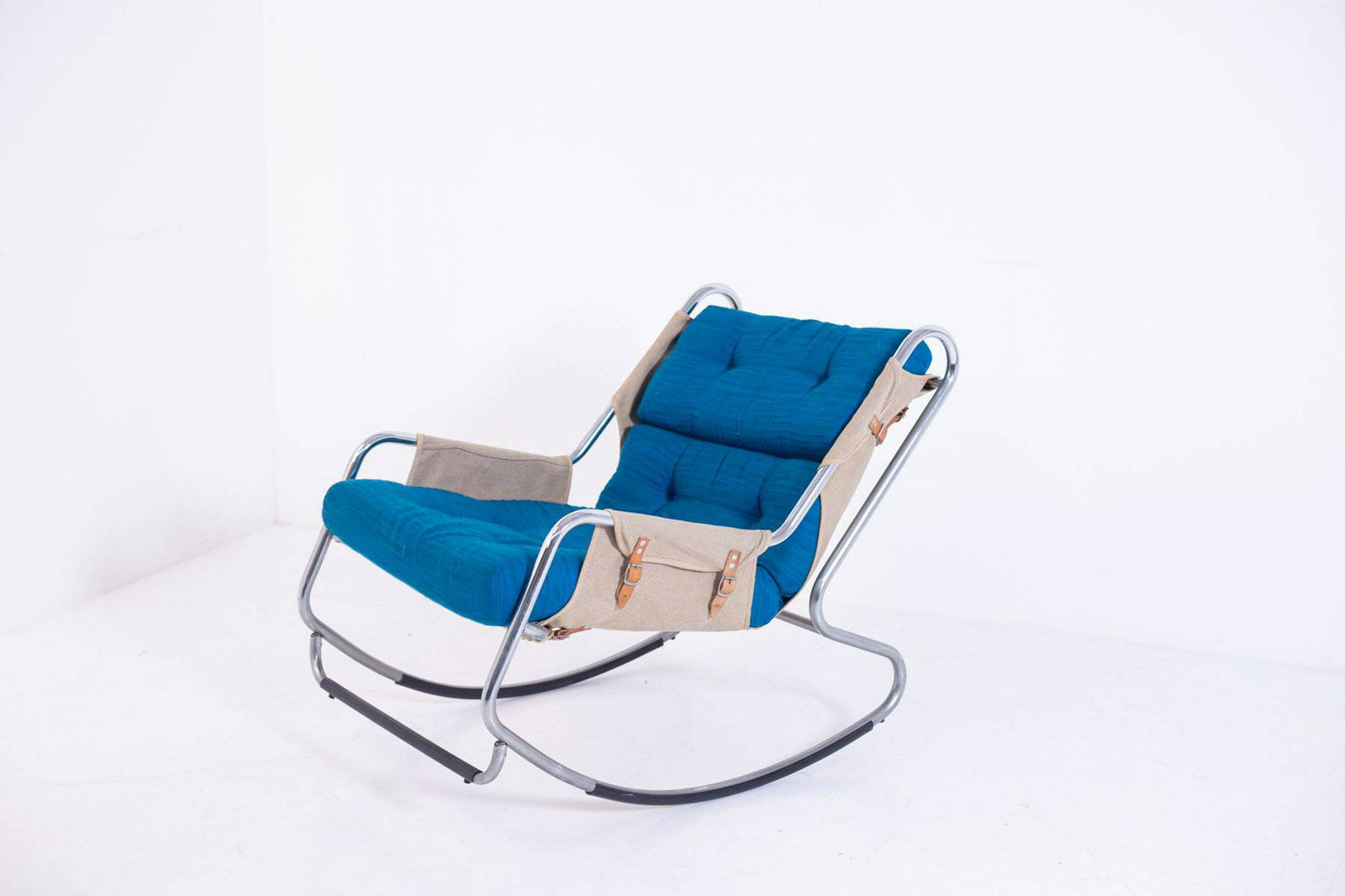 Italian rocking chair in steel. 1950s: Sedia a dondolo in tubolare d'acciaio cromato, tessuto e fibbie in pelle marrone. Manifattura italiana. Anni '50. Condizioni originali. Mis. Lung. cm. 66 Alt. cm. 80 Prof. cm. 95 ca. Val. 2000/3000