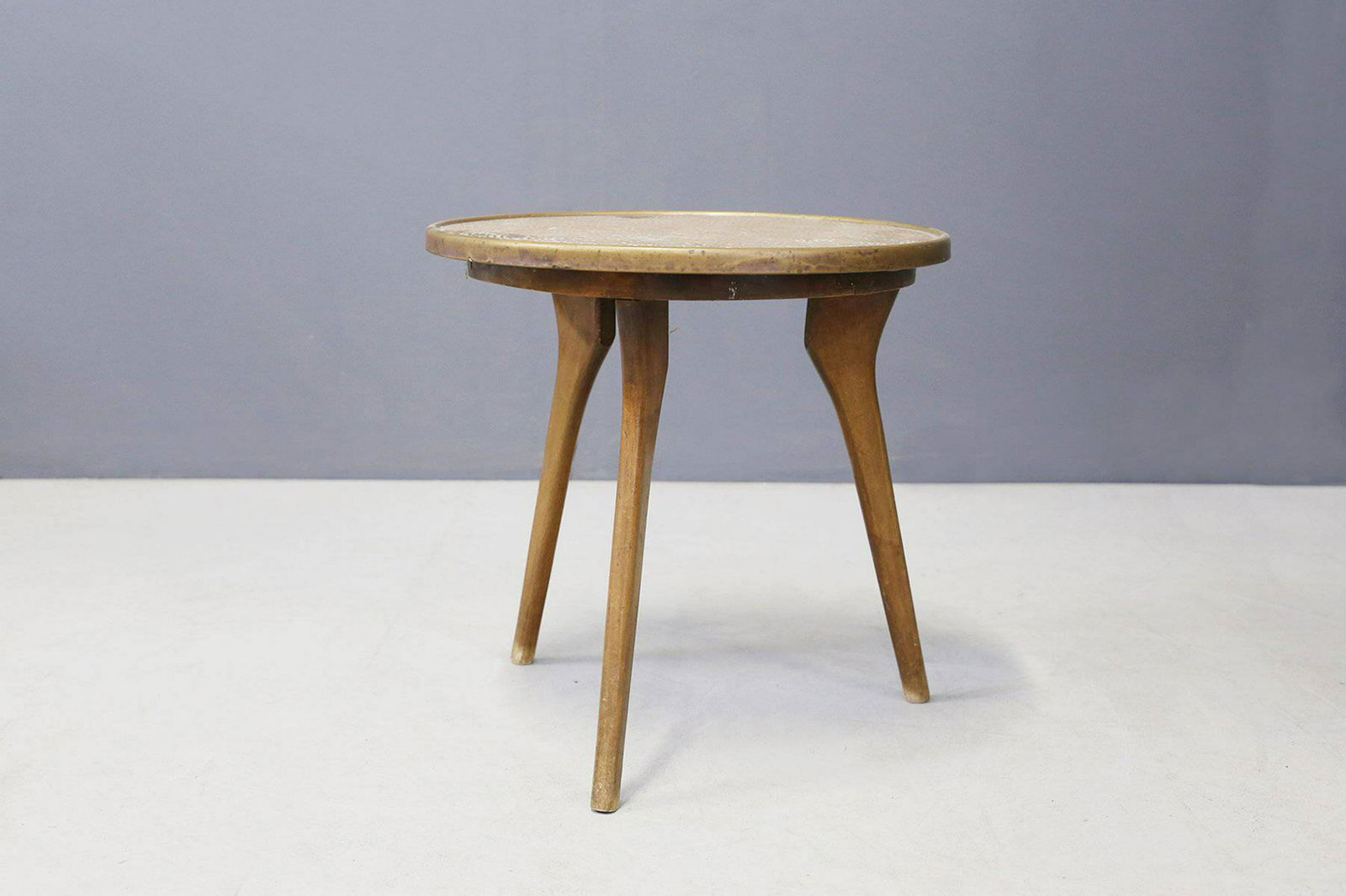 Italian coffee table in copper and wood. 1950s: Tavolino a tre piedi in legno con piano rotondo in rame. Manifattura italiana. Anni '50. Condizioni originali. Mis. Alt. cm. 50 Diam. cm. 50 ca. Val. 200/300
