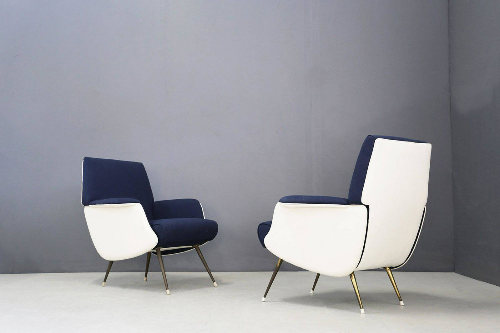 GIUSEPPE ROSSI per ALBIZZATE. Pair of armachairs: GIUSEPPE ROSSI (Casagiove, 1939) per ALBIZZATE, Varese. Coppia di poltrone in ottone e stoffa bicolore. 1956. Pubblicate in Domus n. 323 10/ del 1956. Rifoderate. Mis. Lung. cm. 56 Alt. cm. 80 Prof. c