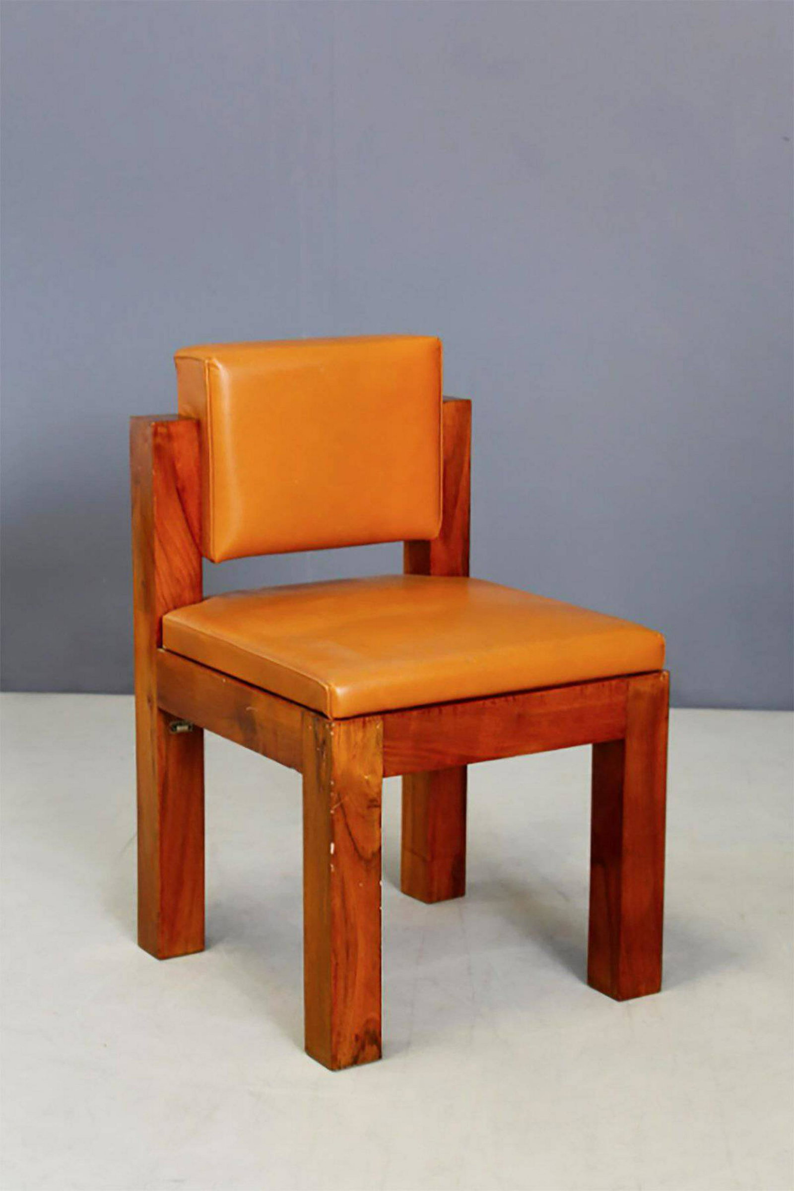 MANSUTTI and MIOZZO. Wooden armchair: FRANCESCO MANSUTTI E GINO MIOZZO. Poltrona razionalista in legno e seduta in pelle. Manifattura italiana. Anni '20. Condizioni originali. Mis. Lung. cm. 48 Alt. cm. 80 Prof. cm. 50 ca. Val. 1500/1800