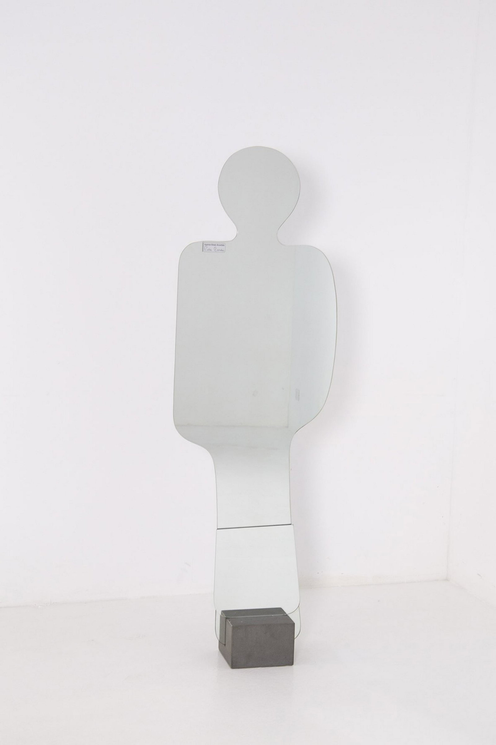 C. PLATANIA for P. CARDIN. Narciso mirror. ACERBIS: CLAUDIO PLATANIA per PIERRE CARDIN (Sant'Andrea di Barbarana, 1922 - Neuilly-sur-Seine, 2020). Specchio Narciso a forma di uomo stilizzato con bordi smussati e base in pietra serena. Produzione ACERBI