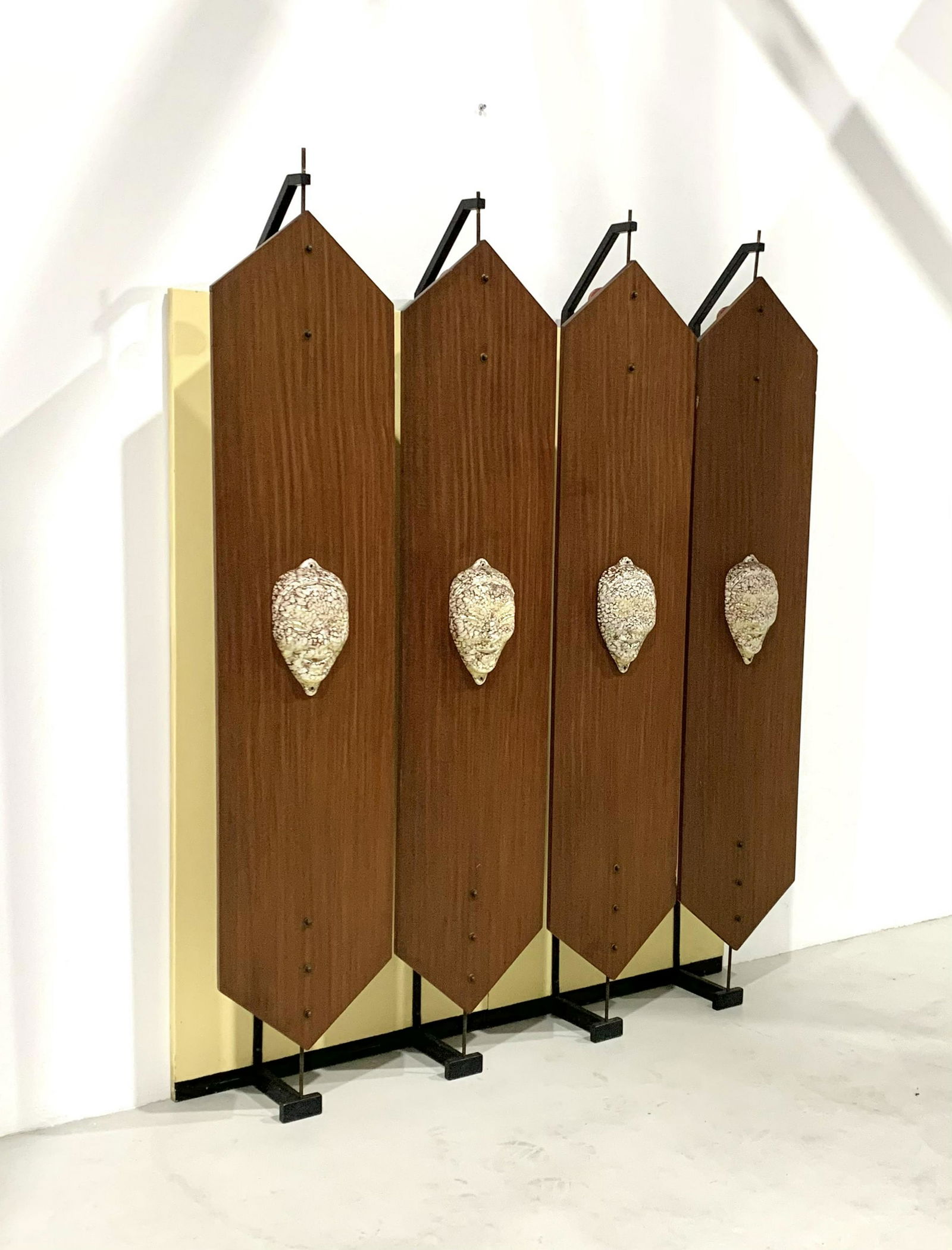 Coat rack in wood and brass. Italy. 1950s: Appendiabiti in legno laccato, ottone e ceramica. Manifattura italiana. Anni '50. Mis. Lung. cm. 150 Alt. cm. 185 Prof. cm. 30 ca. Val. 800/1200