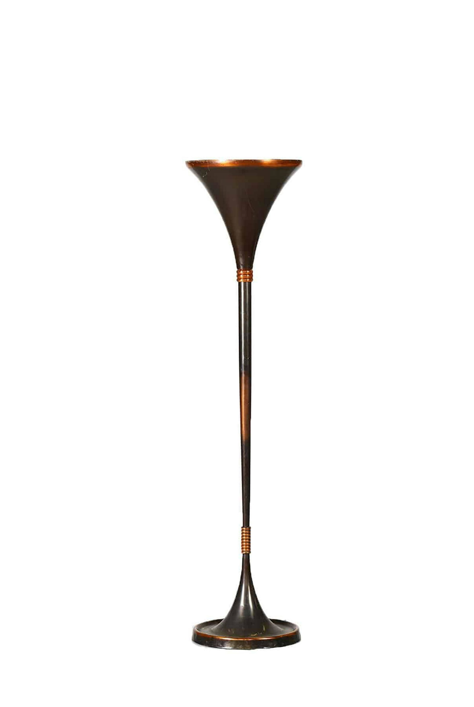 PIETRO CHIESA. Floor Art Deco copper lamp. 1930s: PIETRO CHIESA (Sagno, 1876 - Sorengo, 1959). Lampada da terra Art Deco in rame lavorato. Anni '30. Mis. Alt. cm. 180 Diam. cm. 40 ca. Val. 1000/1500