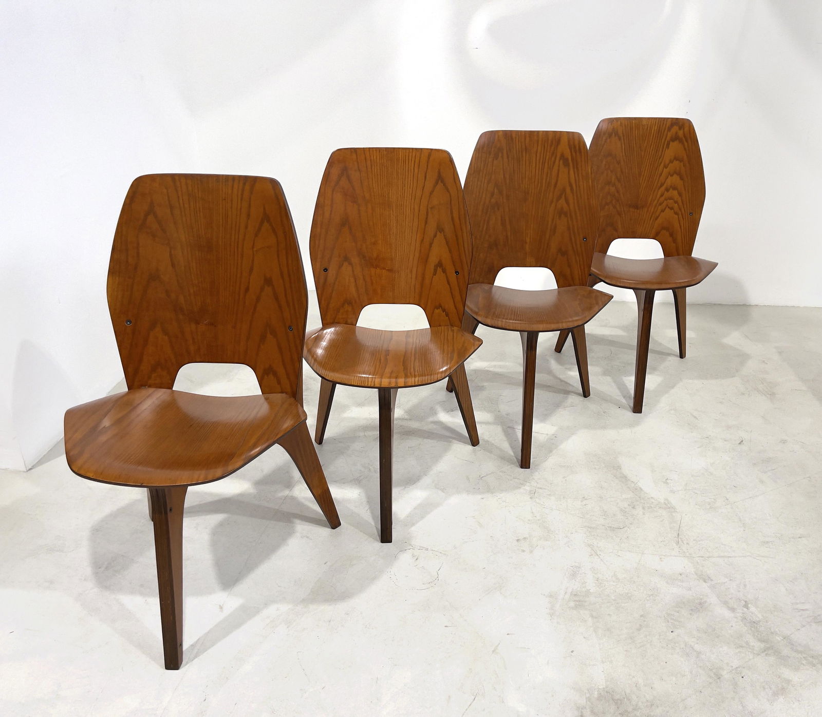 E. GERLI & O. BORSANI. Six chairs. TECNO: EUGENIO GERLI (Milano, 1923-2013) e OSVALDO BORSANI (Varedo, 1911 - Milano, 1985) per TECNO. Sei sedie in legno di Teak. Anni '50. Pubblicate in Domus n. 351, febbraio 1959, p. 51. e in I. de Guttry e