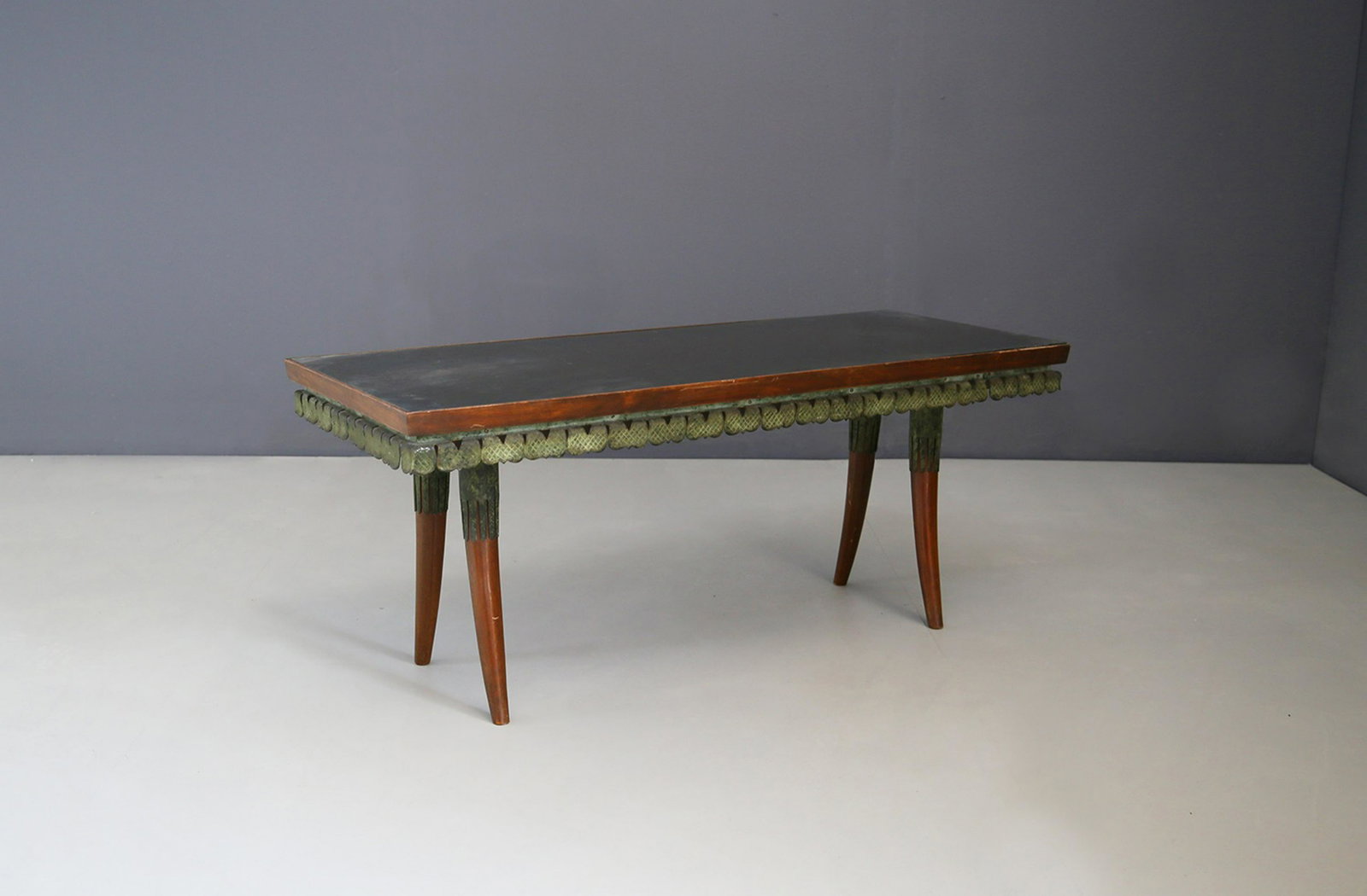 PIER LUIGI COLLI. Coffee table. Italy. 1940s: PIER LUIGI COLLI (Torino, 1895-1968). Tavolino in legno, ottone e specchio. Anni '40. Mis. Lung. cm. 120 Alt. cm. 50 Prof. cm. 48 ca. Val. 1400/1600