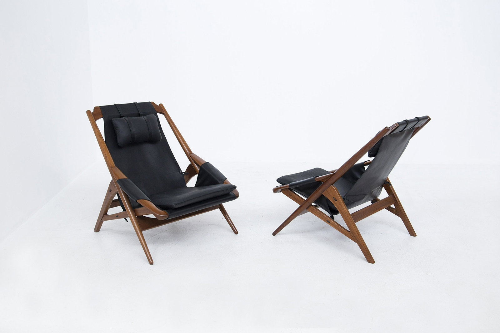 W. D. ANDERSAG for IDEAL PIACENZA. Two armchairs: W. D. ANDERSAG per IDEAL PIACENZA. Due poltrone in legno con seduta in pelle. 1959 Mis. Lung. cm. 77 Alt. cm. 84 Prof. cm. 80 ca. Val. 3000/4000