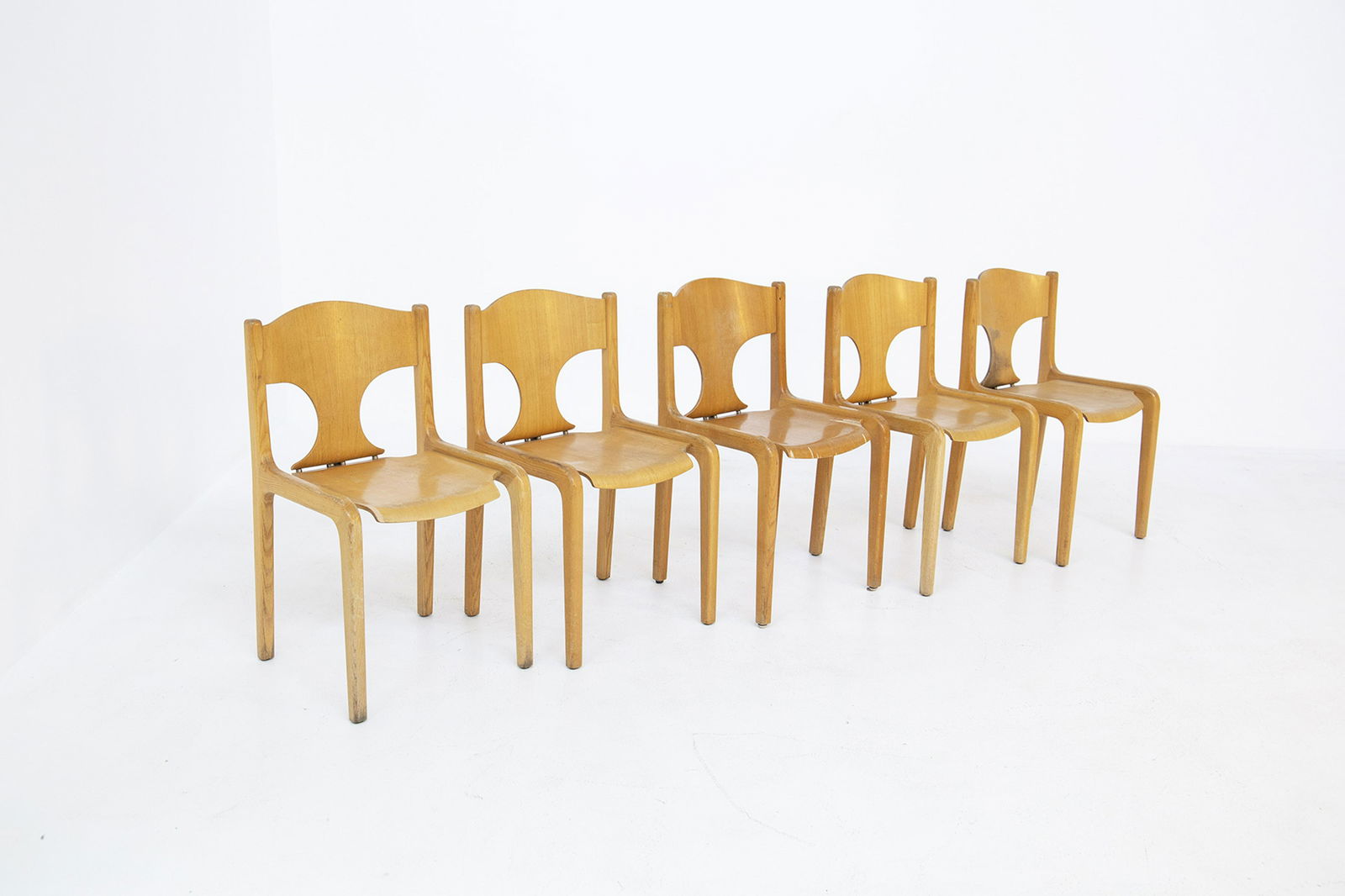 AUGUSTO SAVINI for POZZI. Five chairs. 1960s: AUGUSTO SAVINI per POZZI. Cinque sedie in legno. Anni '60. Mis. Lung. cm. 46 Alt. cm. 81 Prof. cm. 47 ca. Val. 800/1000
