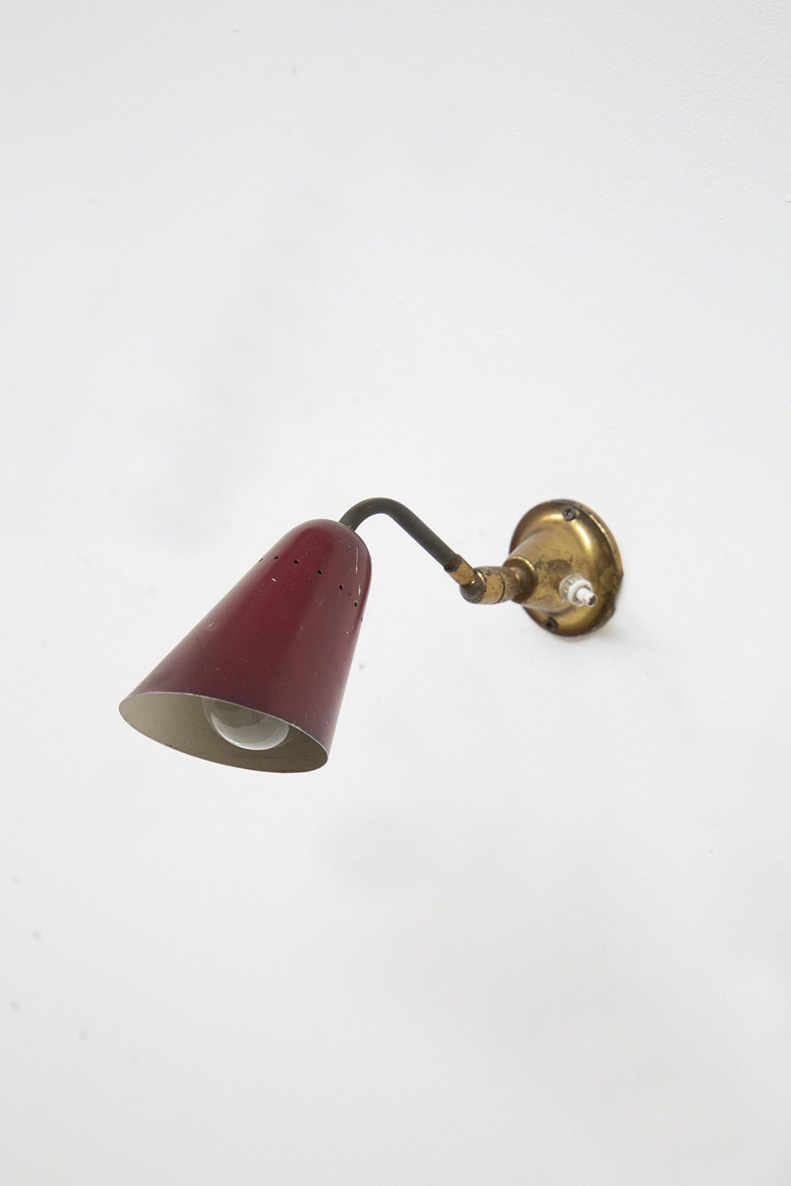 Aluminium red wall lamp. 1950s: Applique in alluminio rosso e ottone. Manifattura italiana. Anni '50. Mis. Lung. cm. 25 Alt. cm. 14 Prof. cm. 18 ca. Val. 200/300