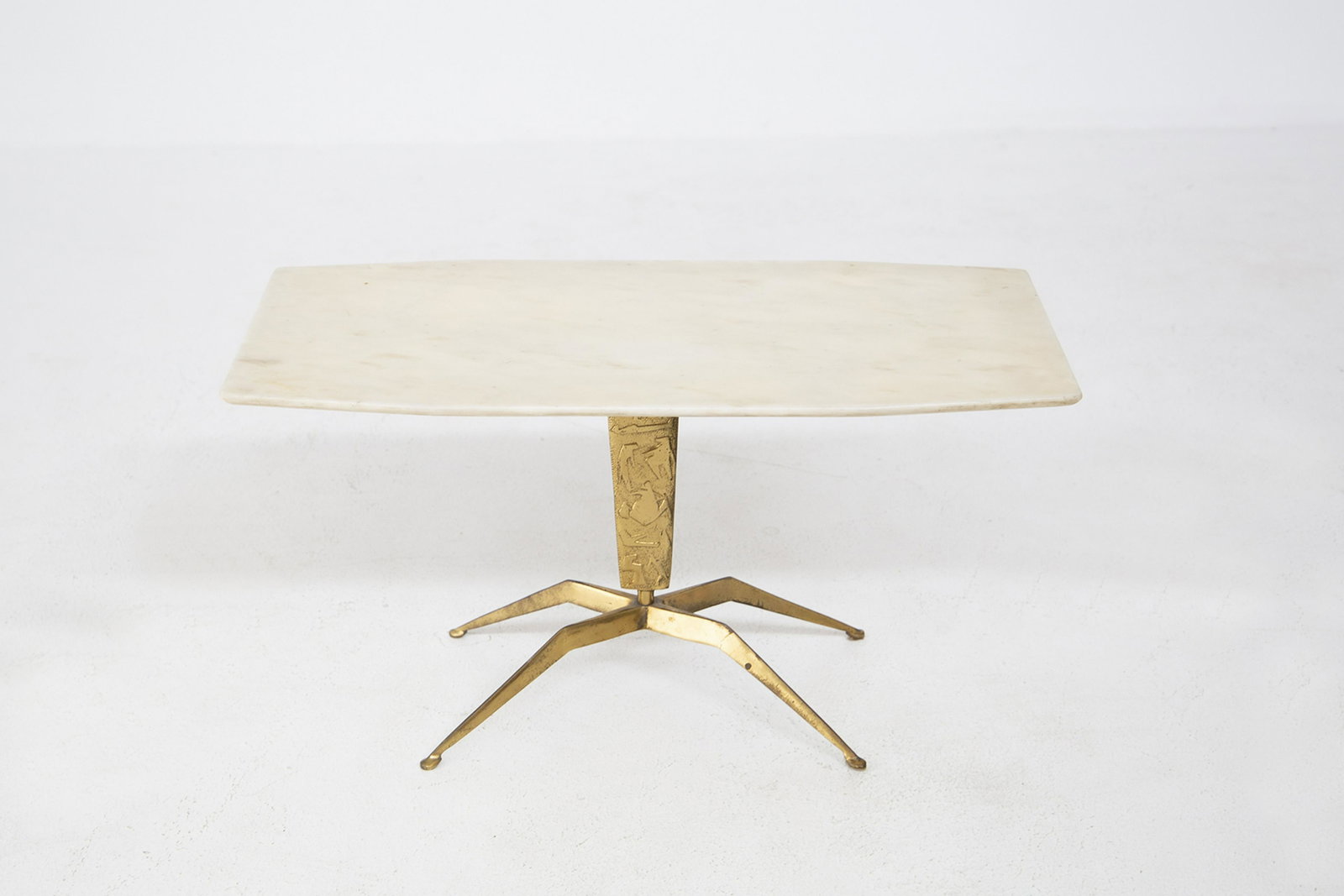 Marble and brass coffee table. Italy. 1950s: Tavolino in ottone e marmo. Manifattura italiana. Anni '50. Mis. Lung. cm. 80 Alt. cm. 41 Prof. cm. 40 ca. Val. 800/1200