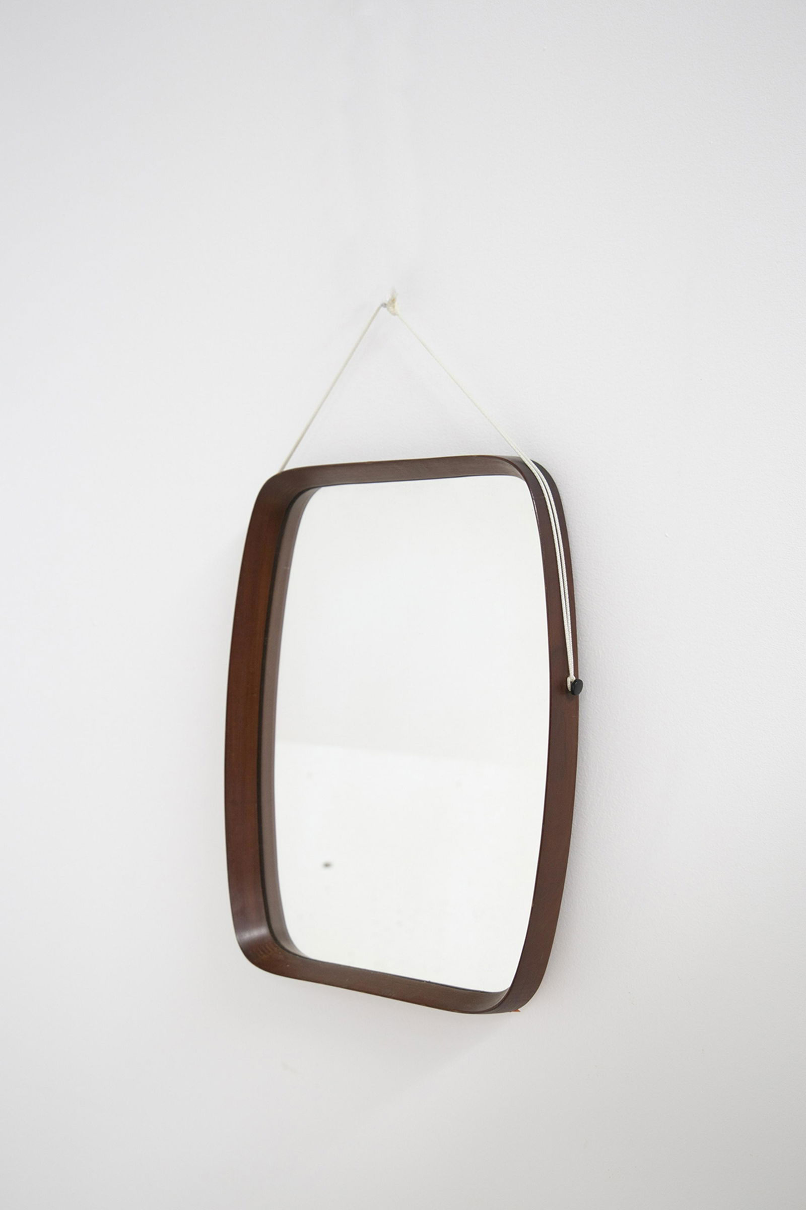 FRANCO CAMPO e CARLO GRAFFI. Mirror. 1950s: FRANCO CAMPO E CARLO GRAFFI (1925-1985). Specchio rettangolare con profilo in legno. Anni '50 Mis. Lung. cm. 42 Alt. cm. 52 Prof. cm. 4 ca. Val. 600/800