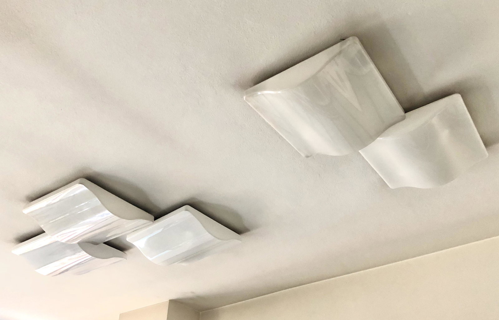 IGUZZINI. Wave sconces in plexiglass. 1970s: Cinque applique Wave in plexiglass. Produzione IGUZZINI. Anni '70 Mis. Lung. cm. 50 Alt. cm. 15 Prof. cm. 50 ca. Val. 500/800