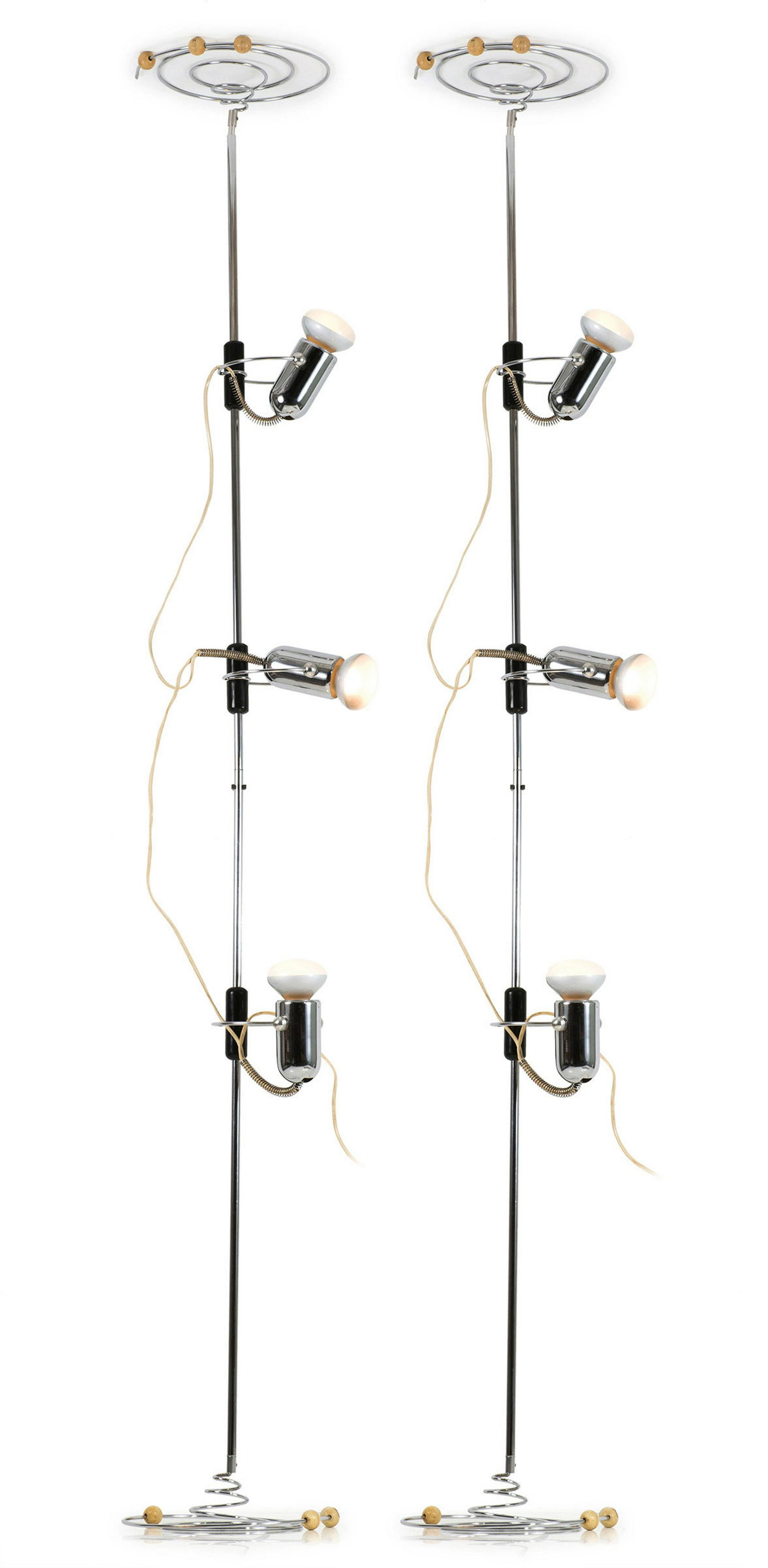 GOFFREDO REGGIANI. Two floor lamps. 1970s: GOFFREDO REGGIANI. Coppia di lampade da terra tre luci in metallo. Anni '70. Mis. Alt. cm. 300 ca. Val. 800/1200