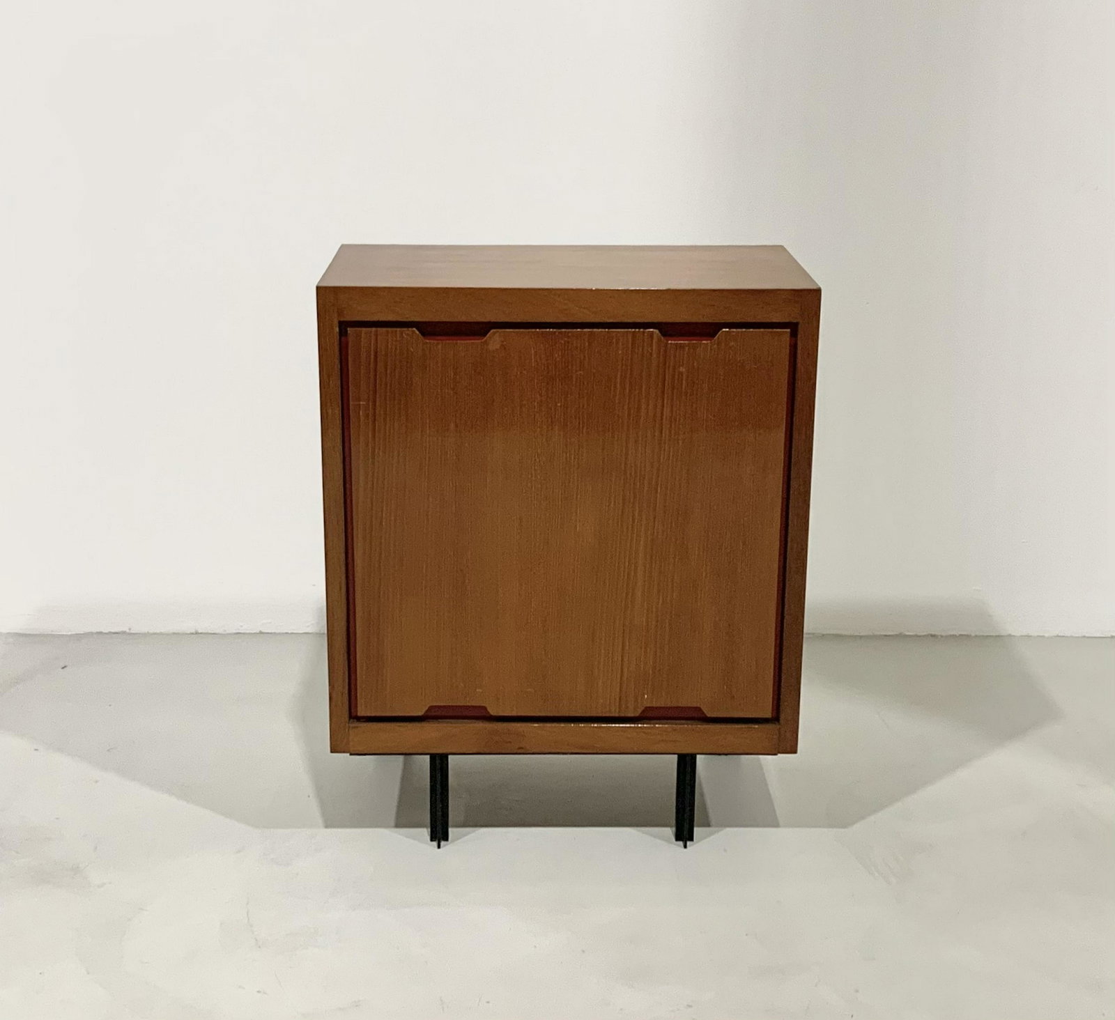 LA PERMANENTE MOBILI CANTU'. Small cupboard: Piccola credenza in teak. Produzione LA PERMANENTE MOBILI CANTU'. Anni '50. Mis. Lung. cm. 60 Alt. cm. 75 Prof. cm. 35 ca. Val. 800/1200