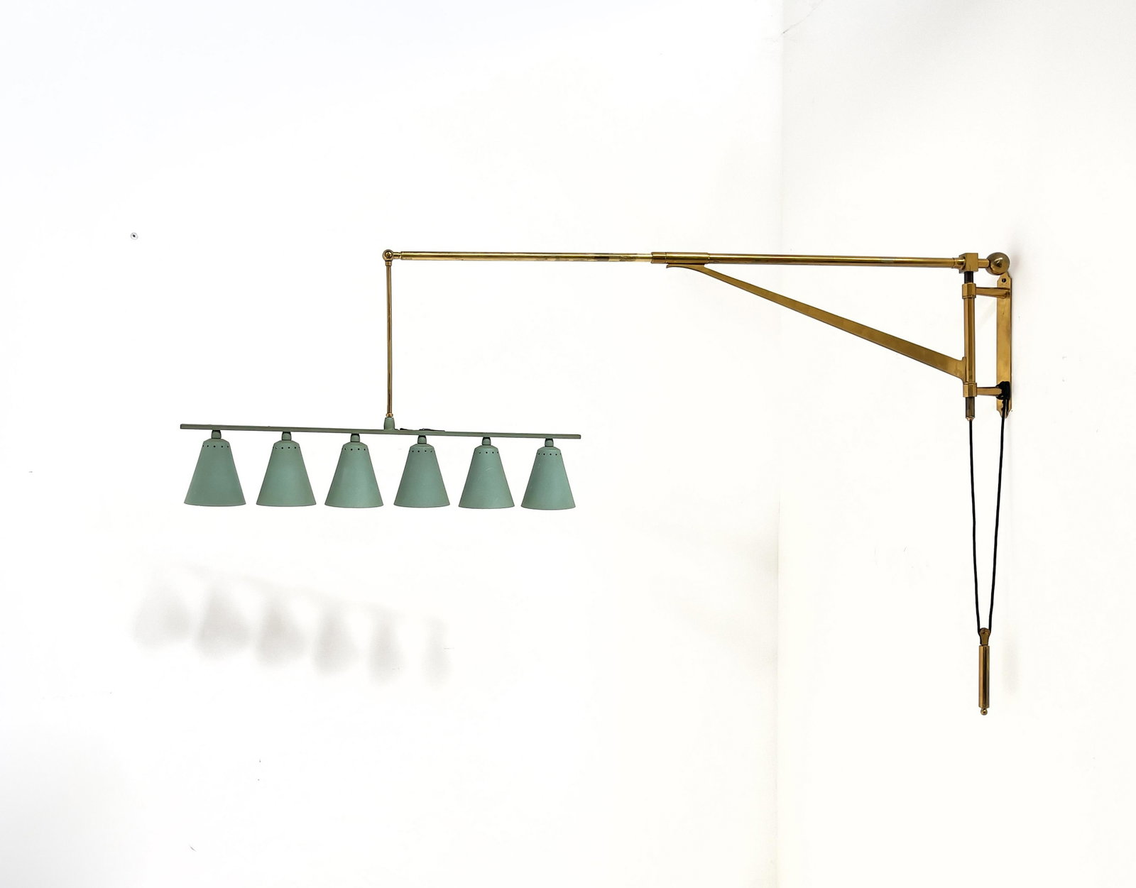 Extendable wall lamp. Italy. 1950s: Importante lampada da muro sei luci in ottone e alluminio verniciato. Manifattura italiana. Anni '50. Mis. Lung. cm. da 130 a 180 ca. Alt. cm. 55 Prof. cm. da 10 a 80 ca. Val. 3000/5000