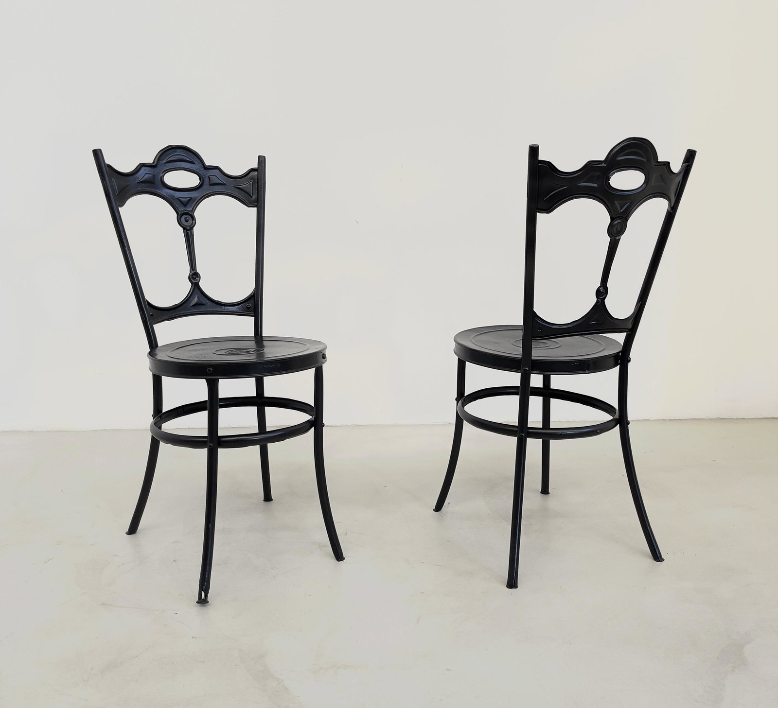 CARLO CRESPI PARABIAGO. Pair of Liberty chairs. 1910: CARLO CRESPI PARABIAGO. Coppia di sedie Liberty in ferro dipinto. Marcate sul fondo. 1910. Mis. Lung. cm. 42 Alt. cm. 89 Prof. cm. 43 ca. Val. 600/800
