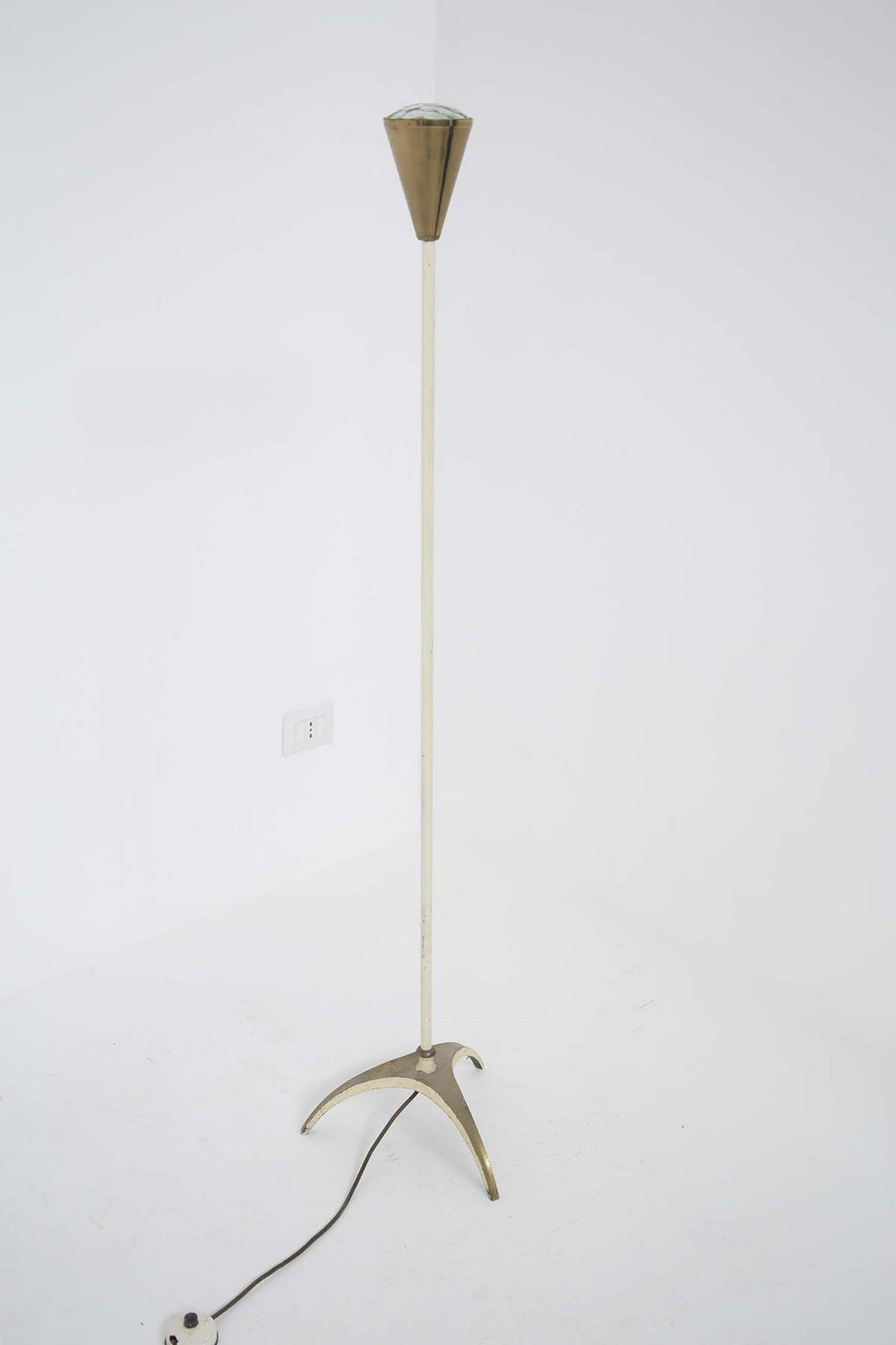 MAX INGRAND (Attr.). Floor lamp. FONTANA ARTE.: MAX INGRAND (Attr.) (Bressuire, 1908 - Parigi, 1969) per FONTANA ARTE. Lampada da terra in ottone, alluminio verniciato e vetro diamantato. Anni '50. Mis. Alt. cm. 140 Diam. cm. 35 ca. Val. 1500/2000