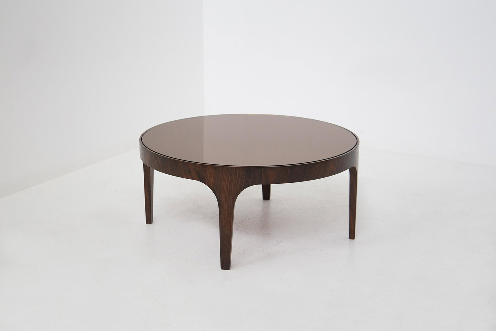 Wooden table. FONTANA ARTE. 1950s: Tavolino in legno e vetro specchiato. Produzione FONTANA ARTE. Anni '50. Pubblicato su Vitrium. Ottime condizioni. Mis. Alt. cm. 37 Diam. cm. 79.5 ca. Val. 2500/3500