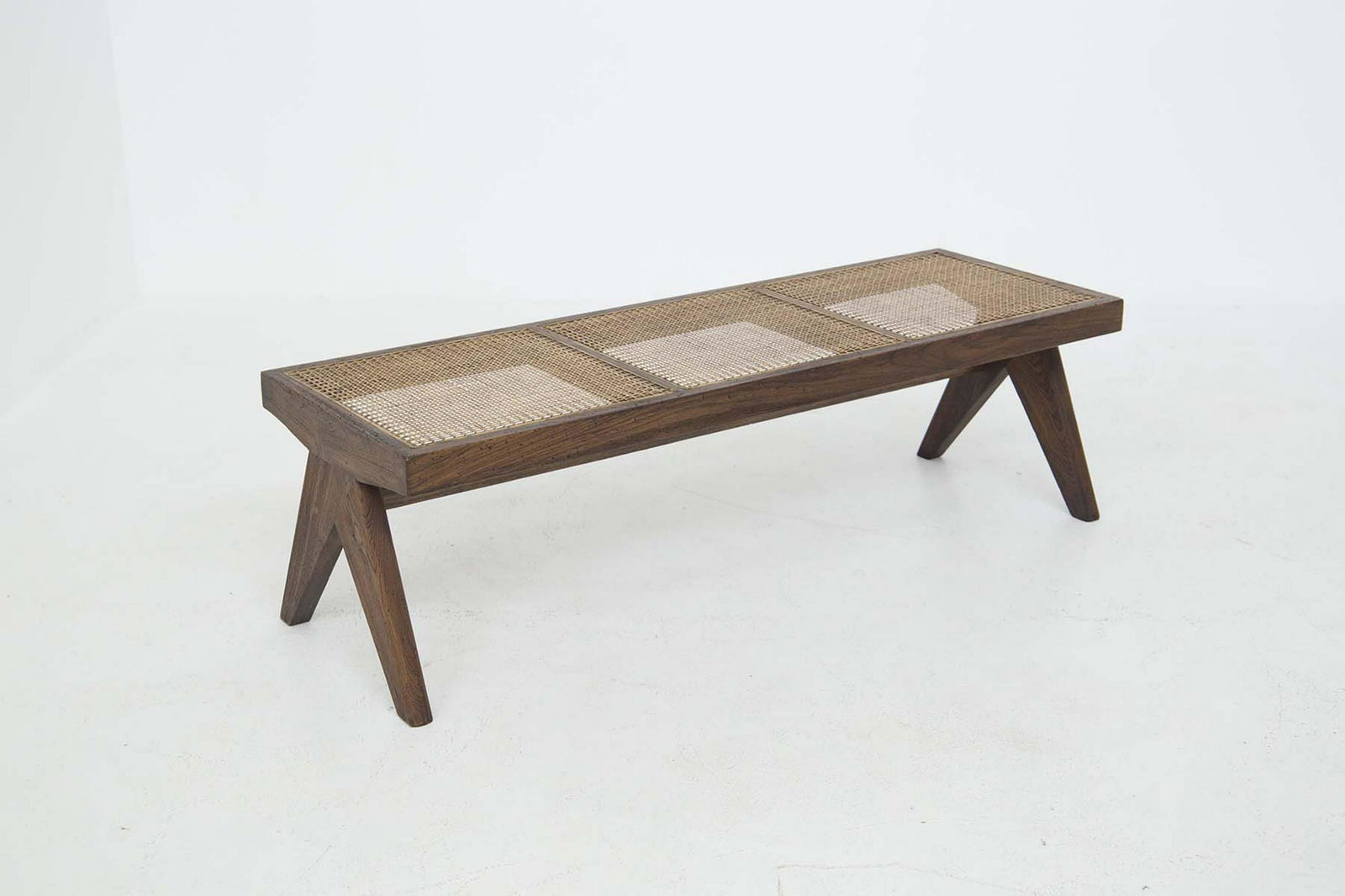 PIERRE JEANNERET. Teak bench. 1950s: PIERRE JEANNERET (Ginevra, 1896-1967). Panca in rattan e teak. Anni '50. Pubblicata in Le Corbusier Pierre Jeanneret: The Indian Adventure, Design-Art-Architecture, Touchaleaume e Moreau, p. 565. Mis.