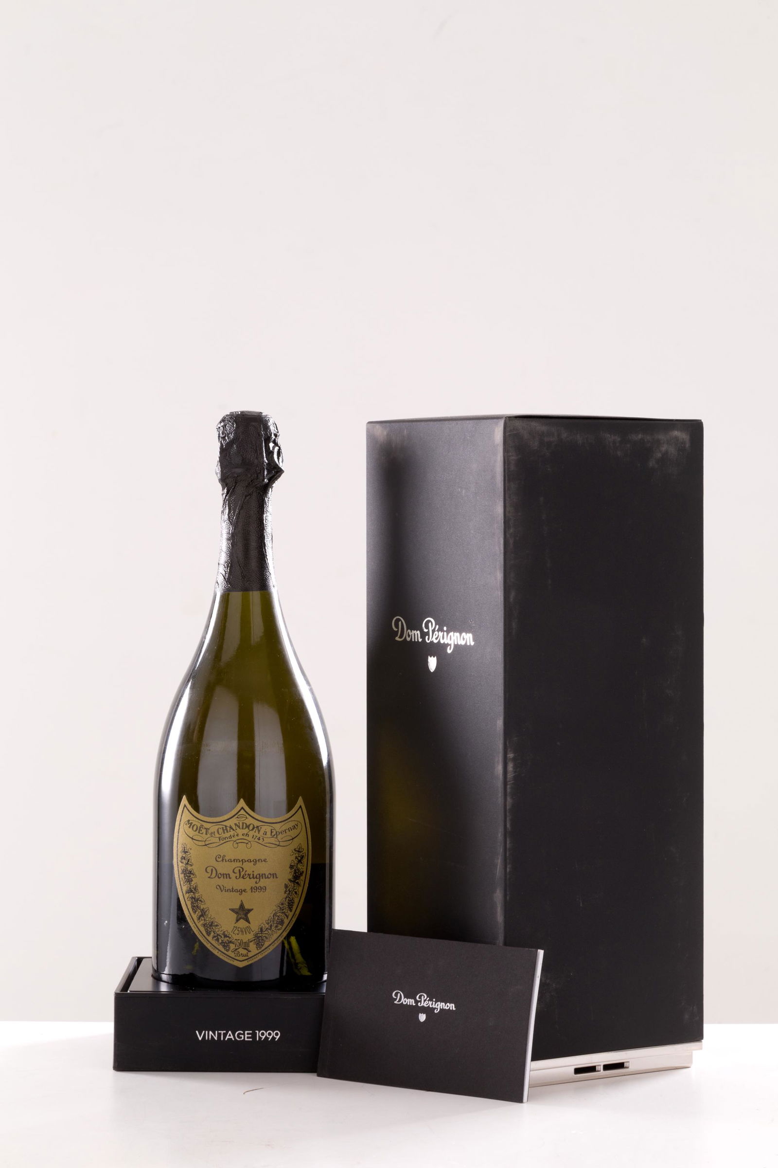 Dom Perignon Vintage 1999 (1 bt). Original box: Champagne Dom Perignon Vintage 1999, Moet et Chandon (1 bt). Cofanetto originale. Val. 300/400