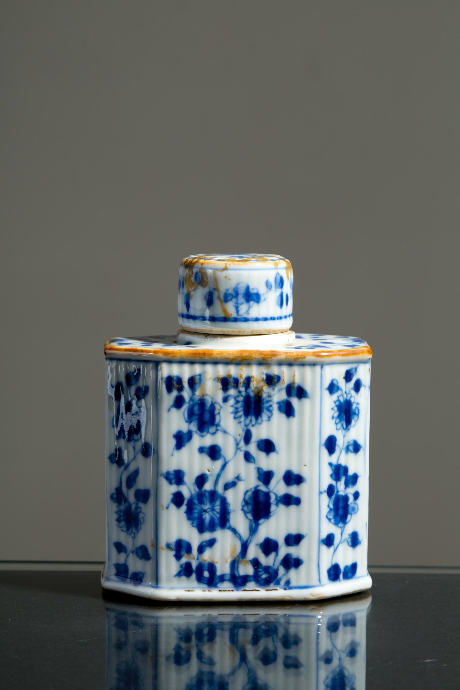 Chinese porcelain bottle. 19th century: Bottiglietta in porcellana bianca e blu. Cina. XIX secolo. Mis. Alt. cm. 12 ca. Val. 300/500