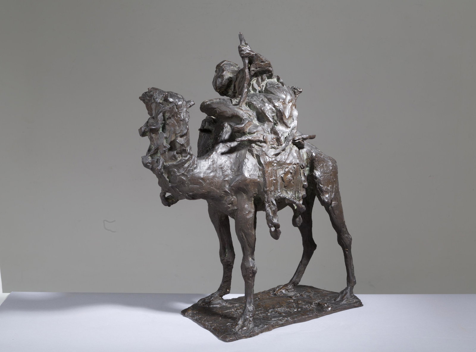 ATTILIO PRENDONI. Sculpture bronze. Sigend: ATTILIO PRENDONI (Milano, 1874-1942). Grande scultura in bronzo raff. ''UOMO SU CAMMELLO''. Firmata alla base. Mis. Lung. cm. 50 Alt. cm. 61 Prof. cm. 21.5 ca. Val. 1300/1800