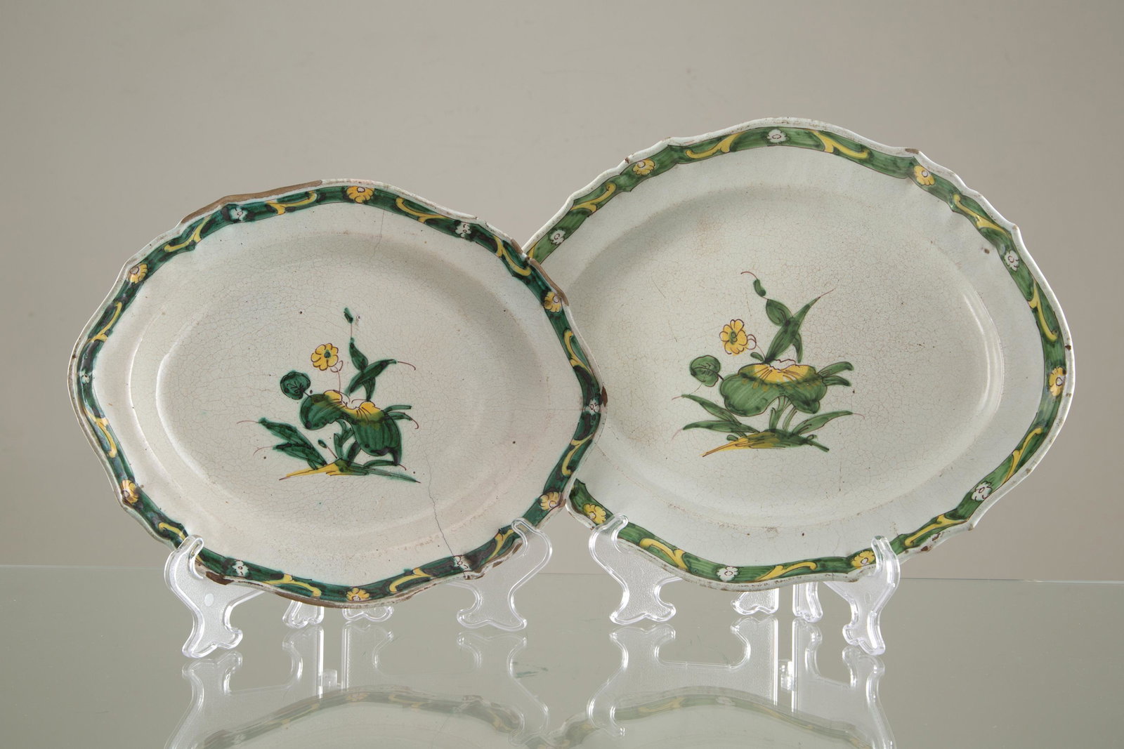 Two Cerreto's majolic treys. 18th c.: Due vassoi in maiolica di Cerreto. XVIII secolo. Difetti. Mis. Lung cm. 34, Prof. cm. 26 ca., Mis. Lung cm. 31, Prof. cm. 39 ca. Val. 300/500