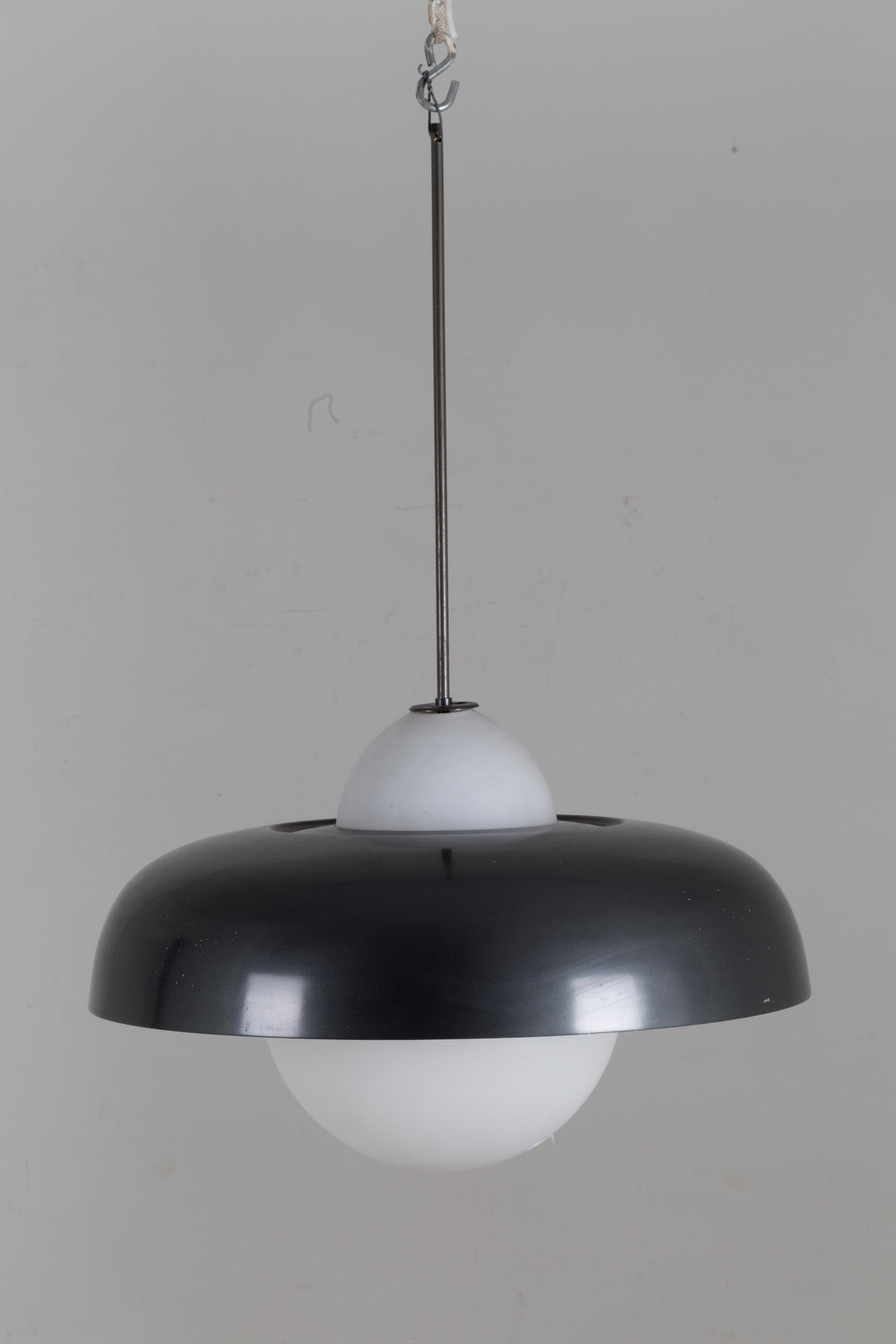 Metal and glass chandelier. '70s: Lampadario in metallo e vetro. Manifattura italiana. Anni '70. Mis. Diam. cm. 60 ca. Val. 500/800
