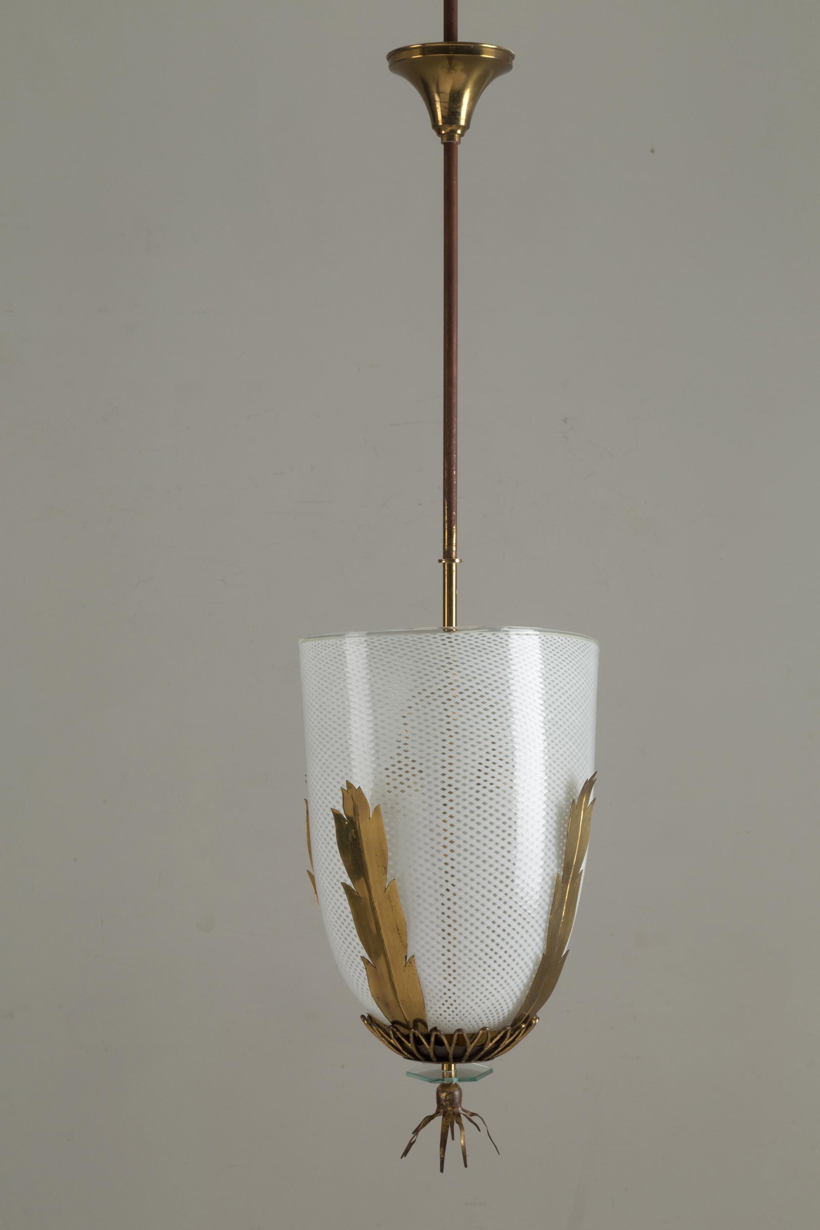 Murano glass chandelier with brass stem. '40s: Lampadario in vetro di Murano a reticello con fusto in ottone. Manifattura italiana. Anni '40. Mis. Lung. cm. 32 Alt. cm. 105 Prof. cm. 26 ca. Val. 400/600