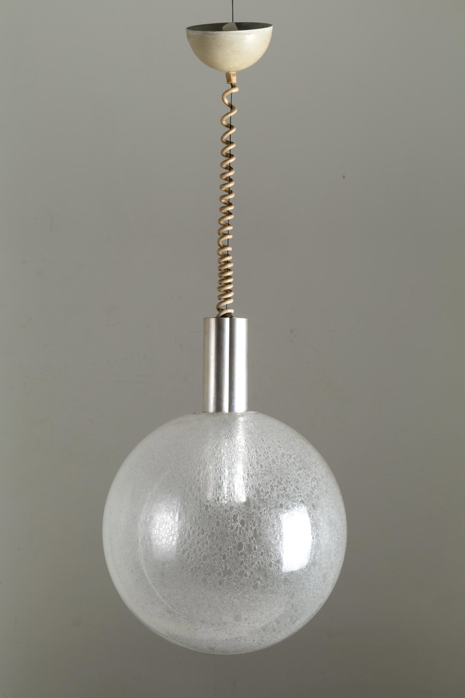 AFRA and TOBIA SCARPA. Chandelier mod. Sfera 82: AFRA (Montebelluna, 1937 - Trevignano, 2011) e TOBIA SCARPA (Venezia, 1935). Lampadario in vetro di Murano e metallo verniciato mod. Sfera 82. Anni '60. Mis. Alt. cm. 90 Diam. cm. 35 ca. Val. 400/600
