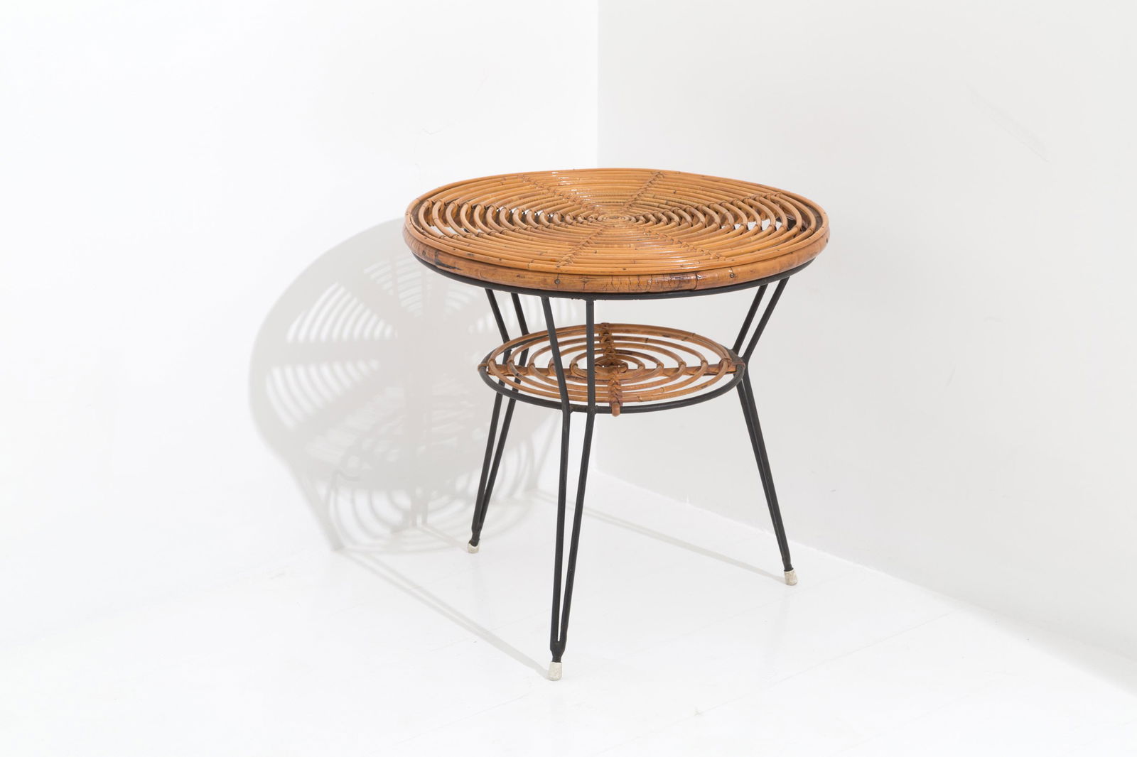 Wicker coffee table with metal feet. '50s (1 of 3)