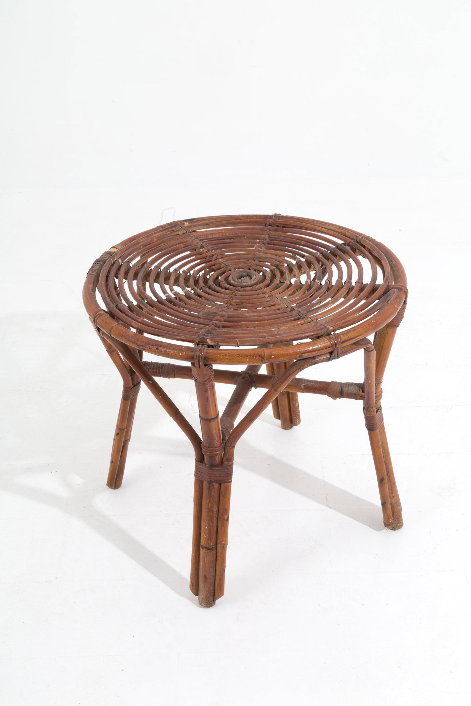 Rattan coffee table. '50s: Tavolino in rattan. Manifattura italiana. Anni '50. Difetti. Mis. Alt. cm. 56 Diam. cm. 60 ca. Val. 75/100