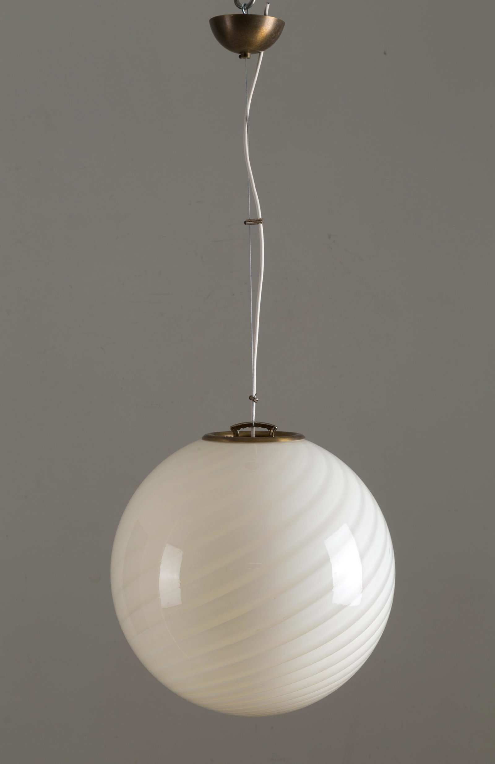 VISTOSI. Sphere chandelier in Murano glass.: Lampadario a sfera in vetro di Murano. Produzione VISTOSI. Anni '70. Mis. Alt. cm. 90 Diam. cm. 35 ca. Val. 300/400