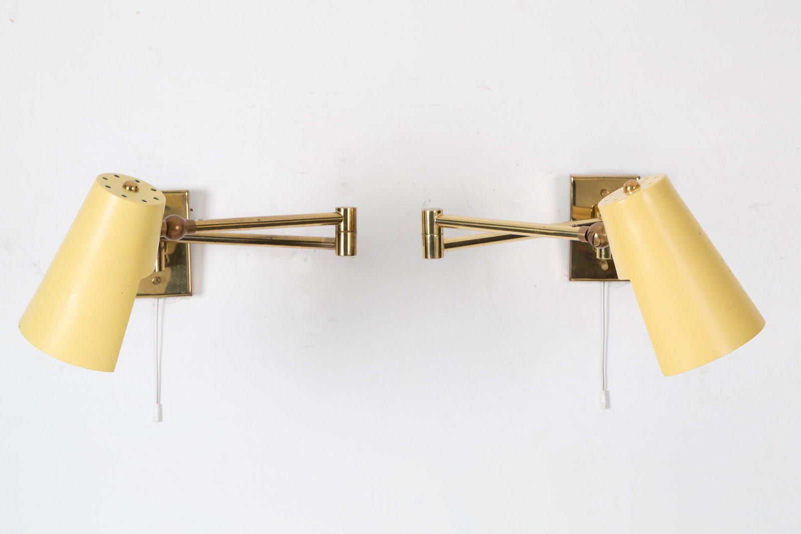 STILNOVO. Two wall lamps in gilded brass metal. (1 of 4)