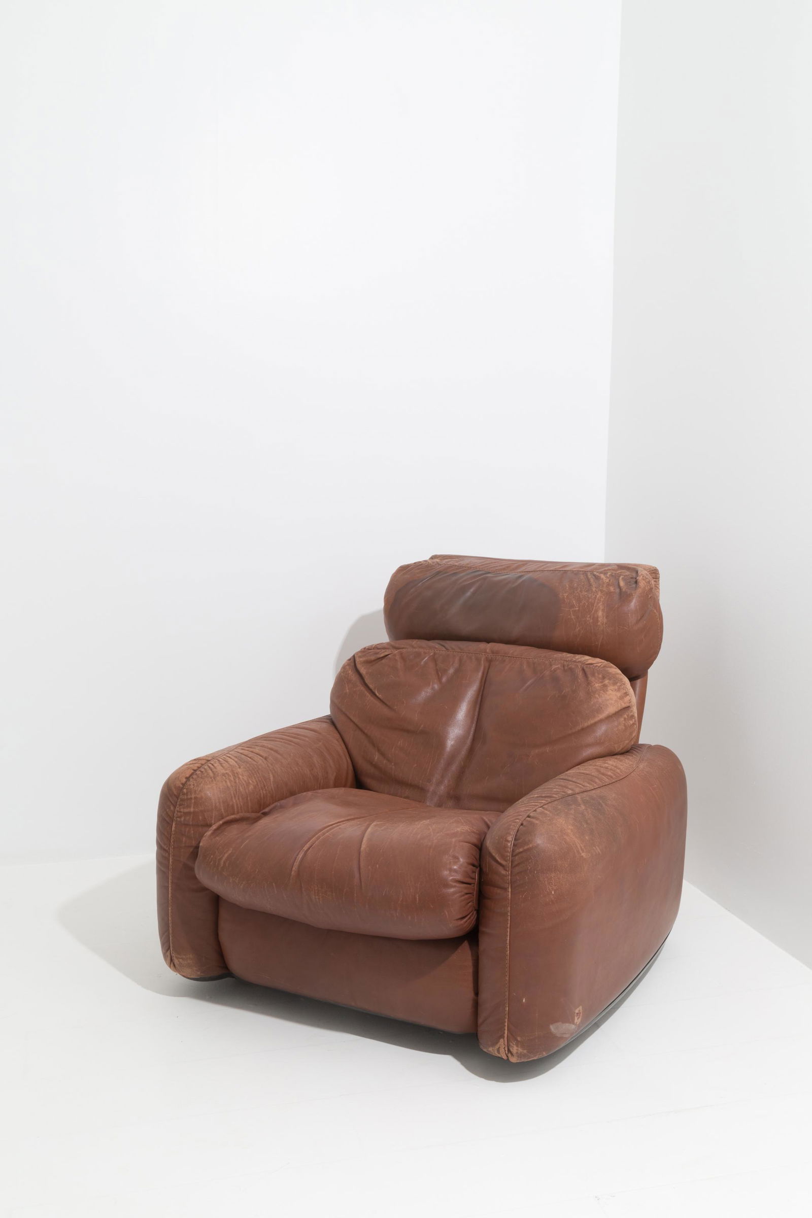 ARRIGO ARRIGONI for BUSNELLI. Leather armchair. Defects: ARRIGO ARRIGONI per BUSNELLI. Poltrona in pelle con struttura in materiale plastico. Con marchio sul fondo. Anni '70. Difetti e segni di usura. Mis. Lung. cm. 88 Alt. cm. 80 Prof. cm. 100 ca. Val. 500