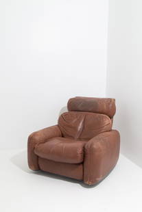 ARRIGO ARRIGONI for BUSNELLI. Leather armchair. Defects: ARRIGO ARRIGONI per BUSNELLI. Poltrona in pelle con struttura in materiale plastico. Con marchio sul fondo. Anni '70. Difetti e segni di usura. Mis. Lung. cm. 88 Alt. cm. 80 Prof. cm. 100 ca. Val.