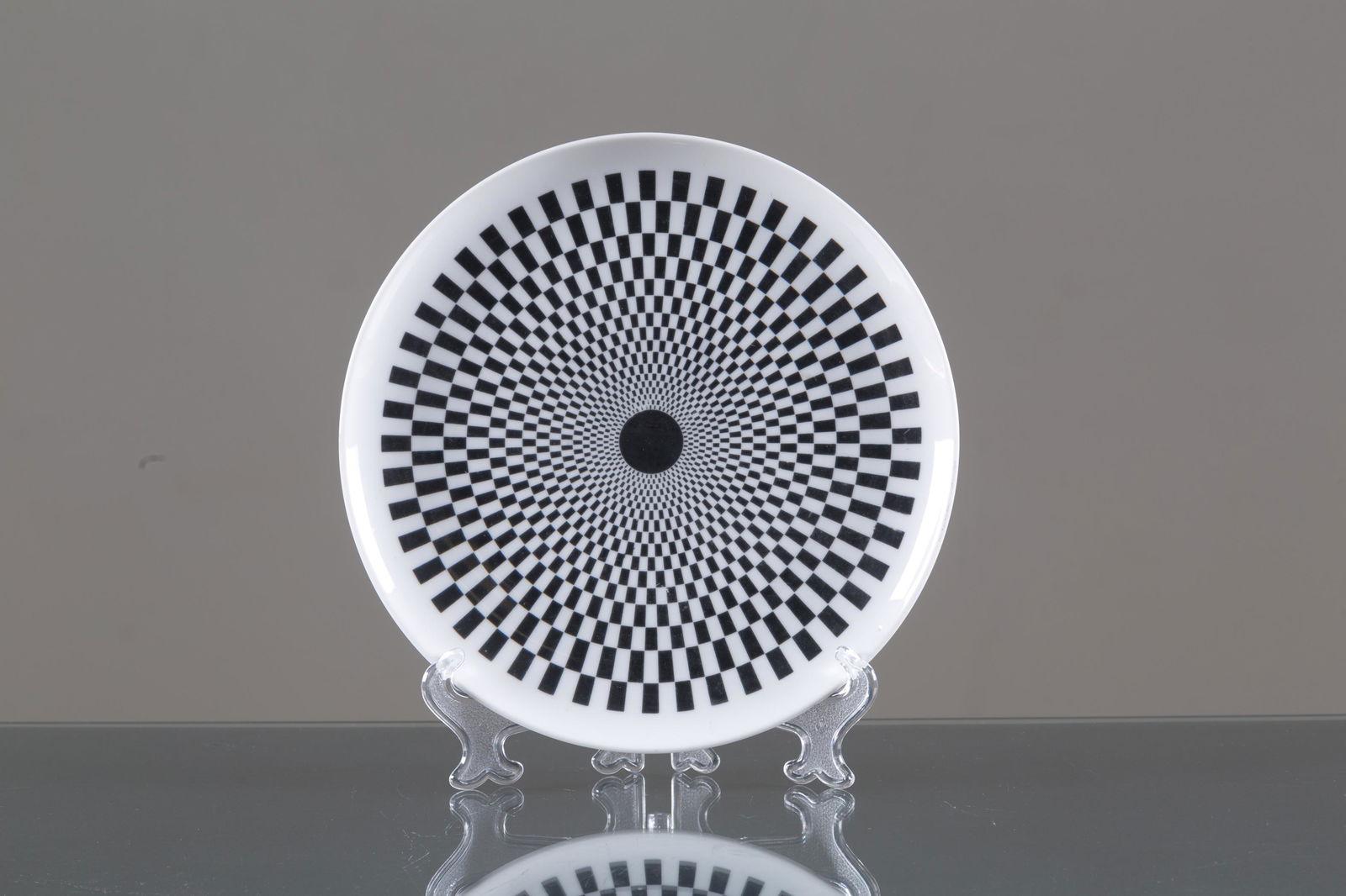 FORNASETTI, Milan. Ceramic plate 'EGOCENTRISMO': Piatto in ceramica ''EGOCENTRISMO''. Produzione FORNASETTI, Milano. Mis. Diam. cm. 26 ca. Val. 80/100