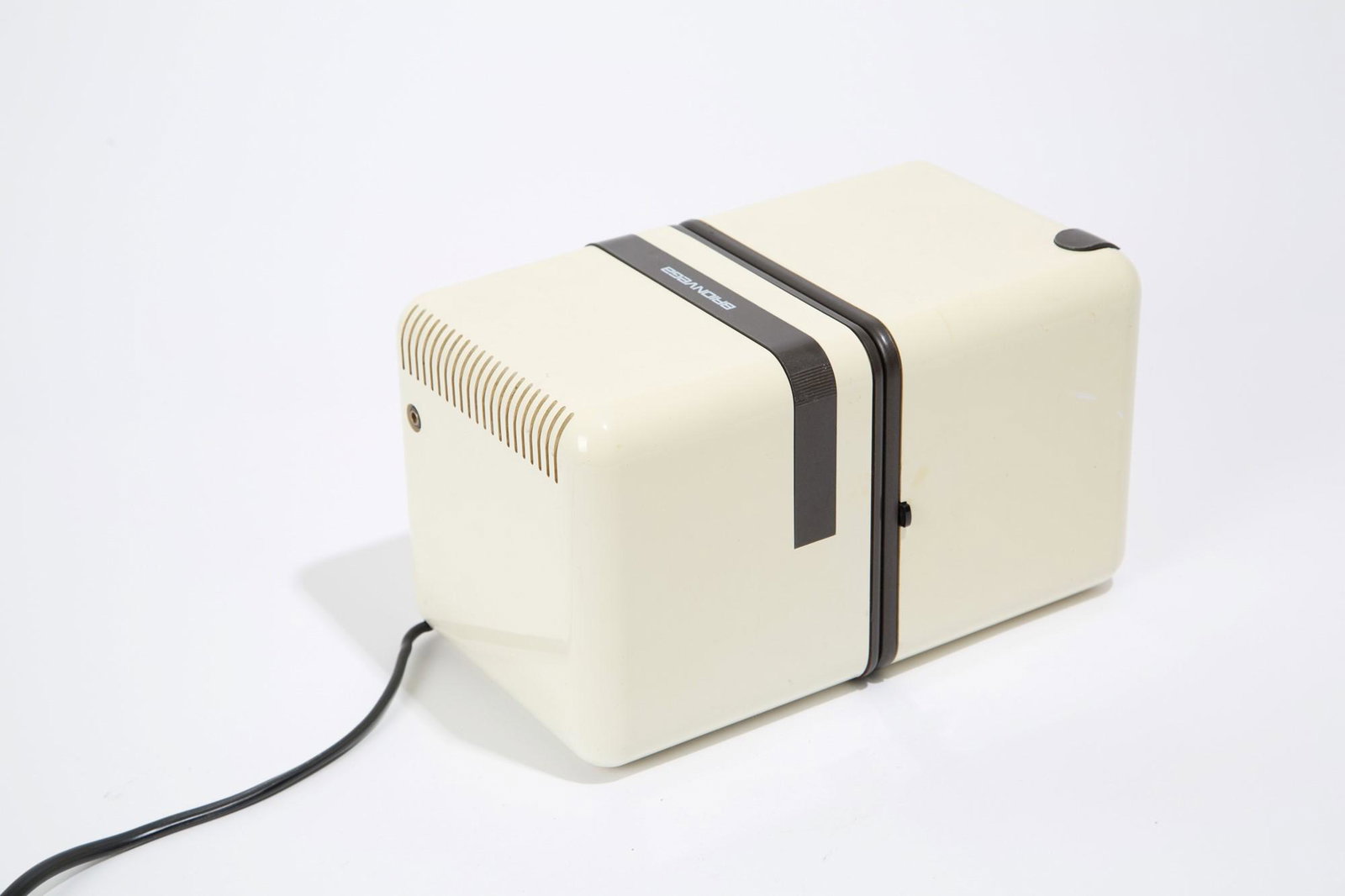 RICHARD SAPPER-MARCO ZANUSO. Radio Cube TS 502. BRIONVEGA: Radio Cubo TS 502 portable with structure in white ABS and details in chromed metal . BRIONVEGA production. 60's. Working. Mis. Height 13 cm approx. Length cm. 26 approx. open and approx 23 cm. closed