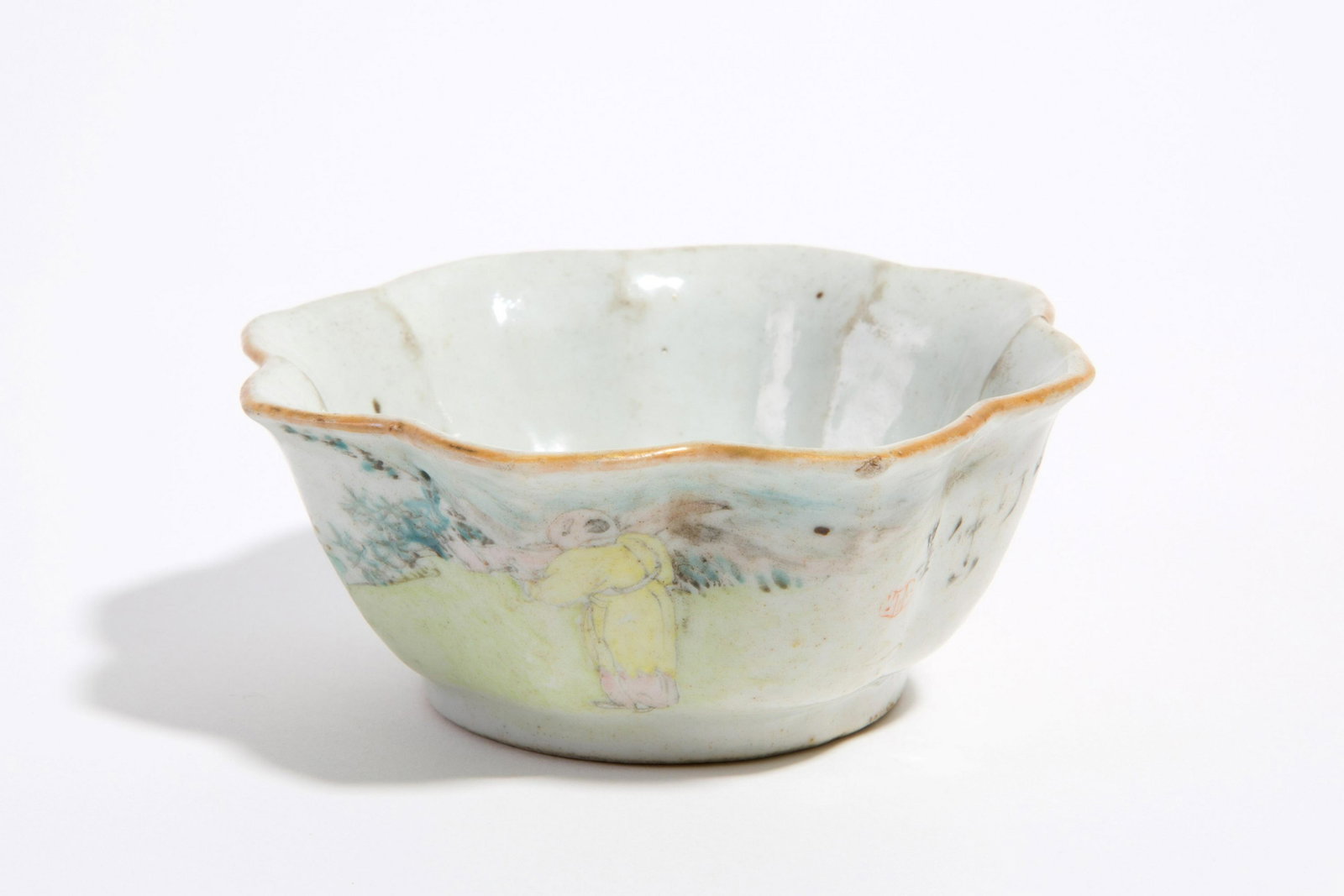 Bowl: Polylobed porcelain bowl with inscriptions and scenes of oriental life. Lettering on the bottom. China. 5x12 cm approx. Ciotola in porcellana polilobata con scritte e scene di vita orientale. Scritte 
