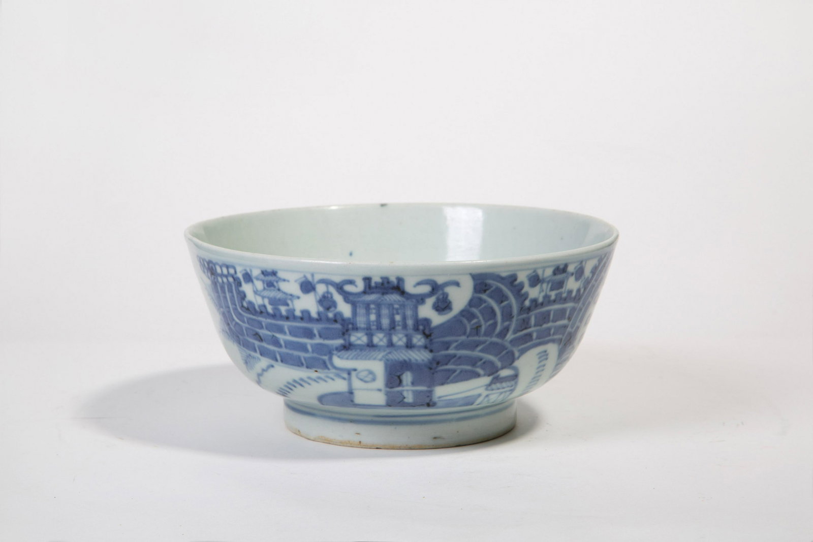 Bowl: Blue and white porcelain bowl. Marked on the bottom. China. 19th century. 8,5x18,5 cm approx. Ciotola in porcellana bianca e blu. Marcata sul fondo. Cina. XIX secolo. 8,5x18,5 cm ca.