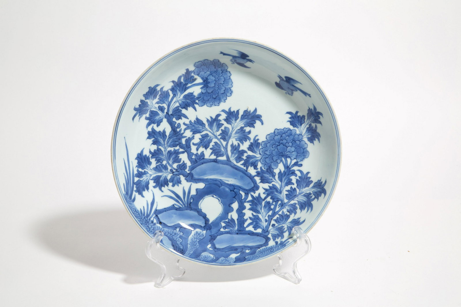 Plate: Blue and white porcelain plate with floral and bird motifs. Marked on the bottom. Kangxi era. China. Diam. 27 cm approx. Piatto in porcellana bianca e blu a motivi floreali e uccelli. Marcato sul fond