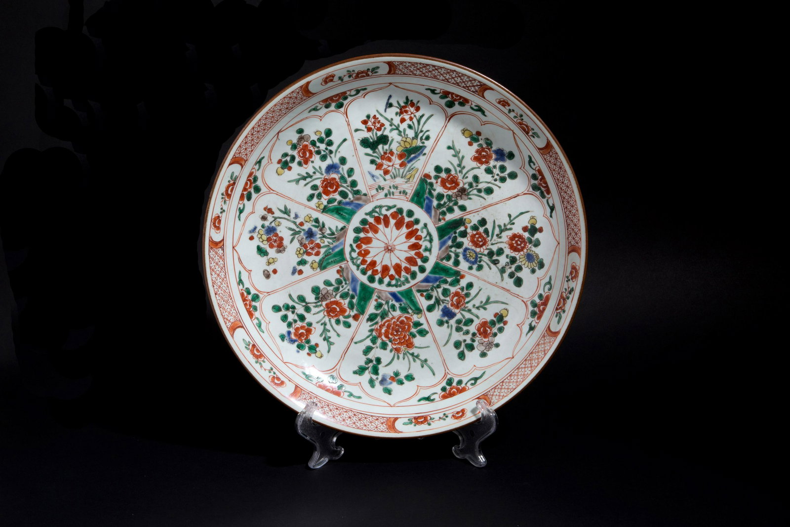 Large plate: Large porcelain plate with floral motifs. China. Kangxi Dynasty. Diam. 38 cm approx. Grande piatto in porcellana a motivi floreali. Cina. Dinastia Kangxi. Diam. 38 cm ca.