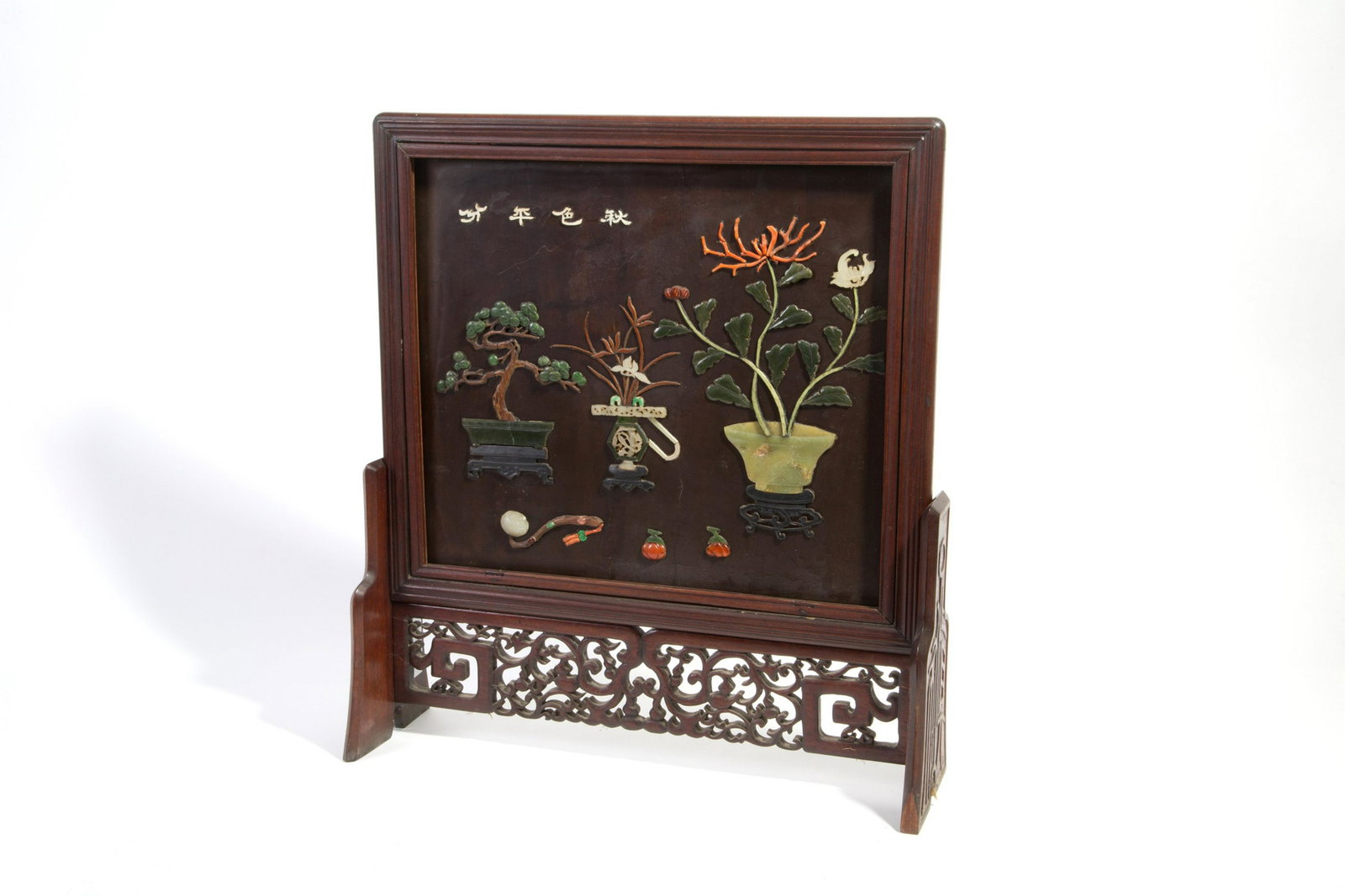 Wooden plaque: Plaque in wood and semi-precious stones depicting "VASES WITH FLOWERS AND WRITINGS", mounted on a wooden pedestal. China. 56x52x15 cm approx. Placca in legno e pietre dure raffigurante "VASI CON FIORI