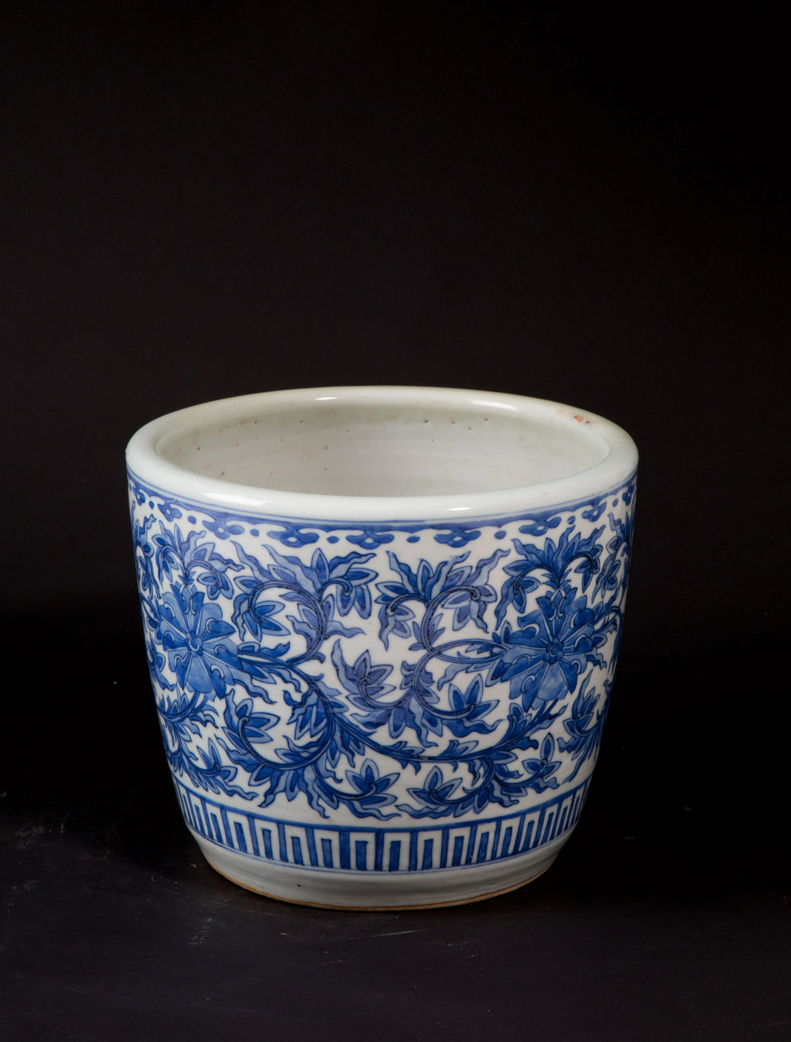 Porcelain vase: Vase in white and blue porcelain with floral motifs. China. 21x25.5 cm approx. Vaso in porcellana bianca e blu a motivi floreali. Cina. 21x25.5 cm ca.