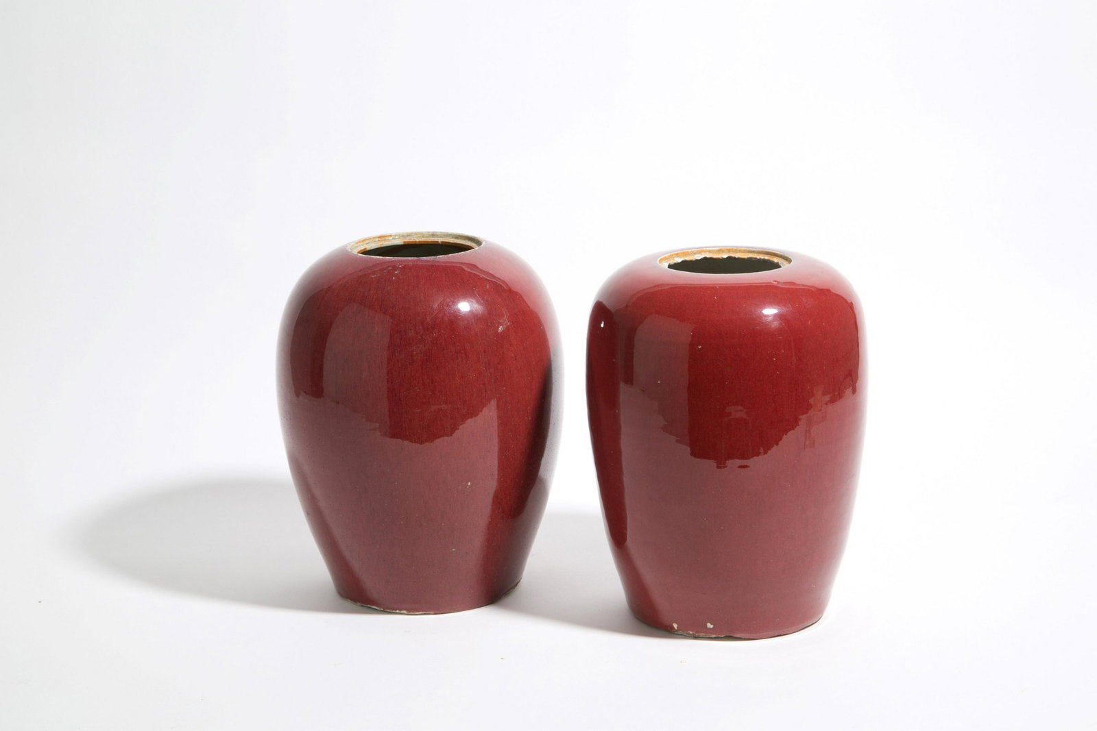 Pair of vases: Pair of ox blood ceramic vases. China. 27x22 cm approx. Coppia di vasi in ceramica sangue di bue. Cina. 27x22 cm ca.