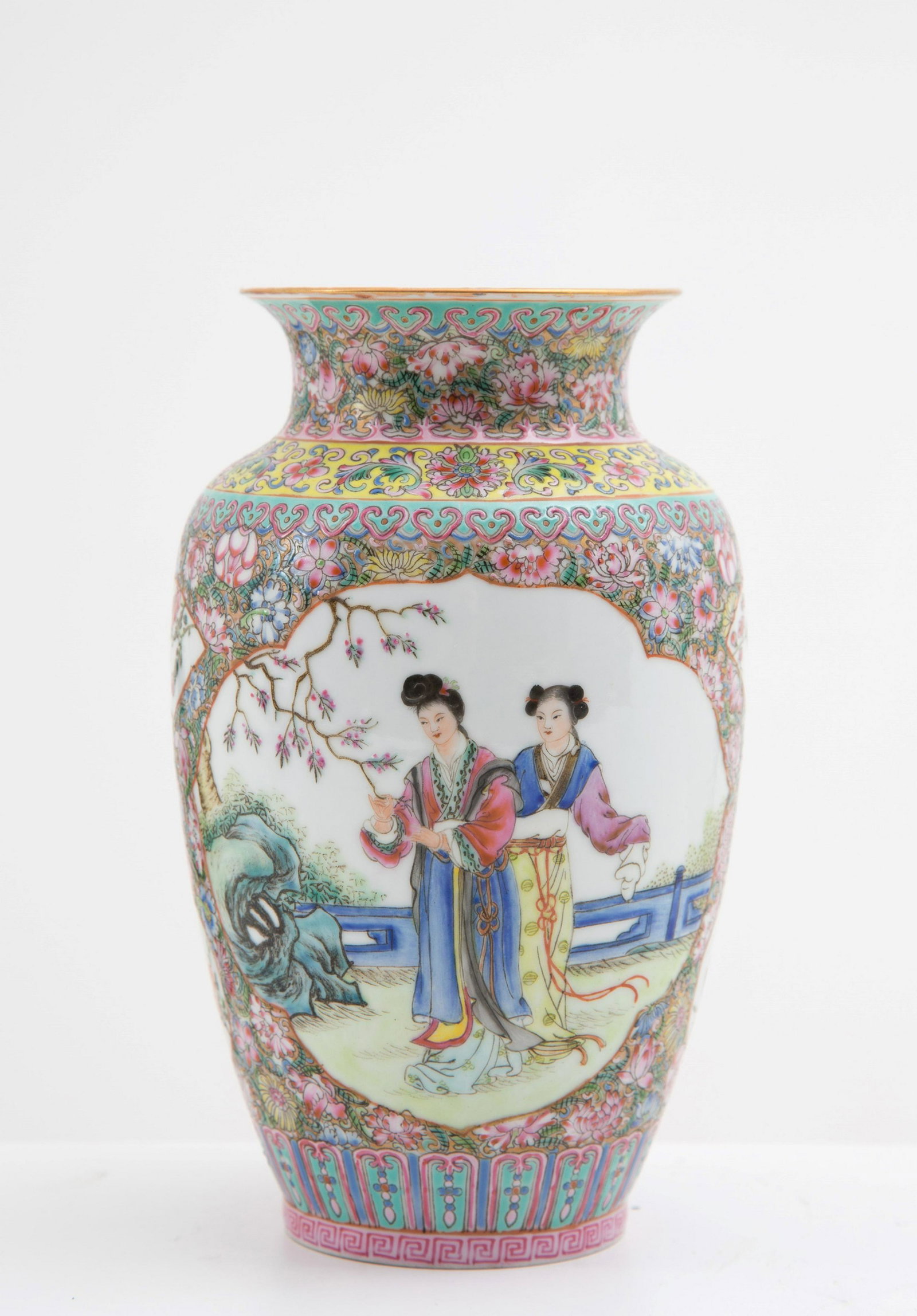 Porcelain ase: Finely painted porcelain vase. China. Early 20th century. Height approx. 20 cm. Vaso in porcellana finemente dipinta. Cina. Inizi XX secolo. Alt. 20 cm ca.
