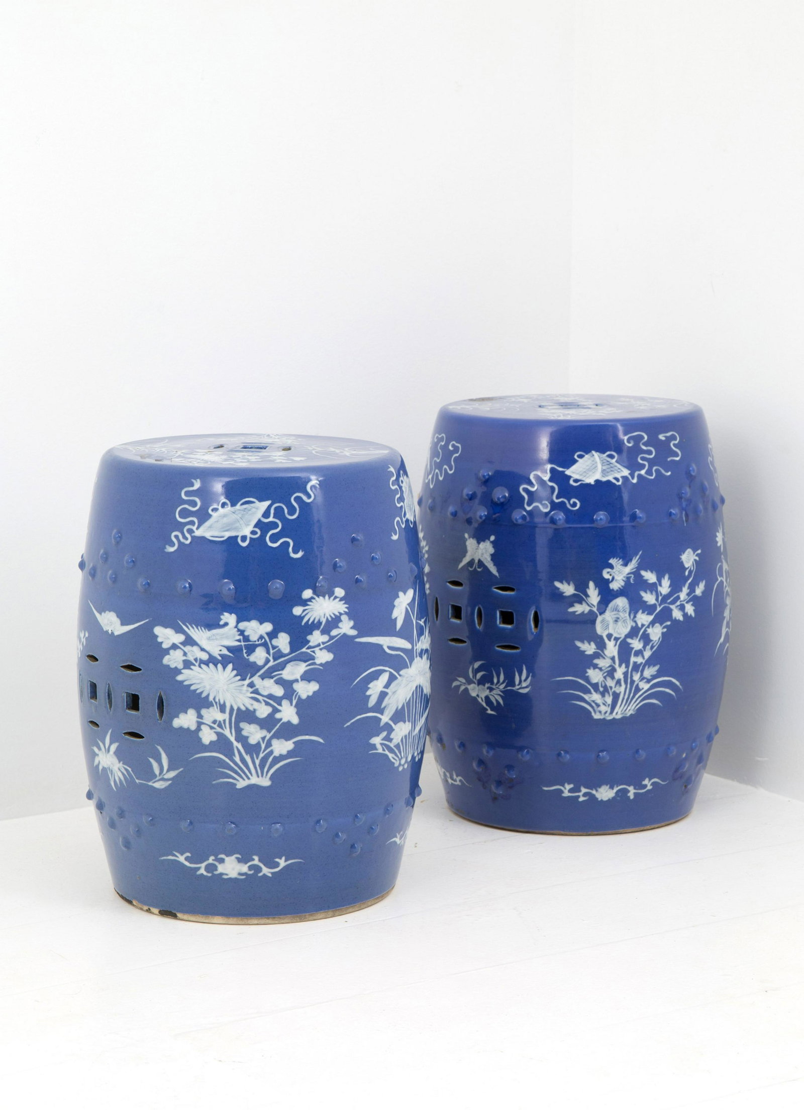 Pair of stools: Pair of blue ceramic stools with white floral motifs. China. 48x35 cm approx. Coppia di sgabelli in ceramica blu con motivi floreali bianchi. Cina. 48x35 cm ca.